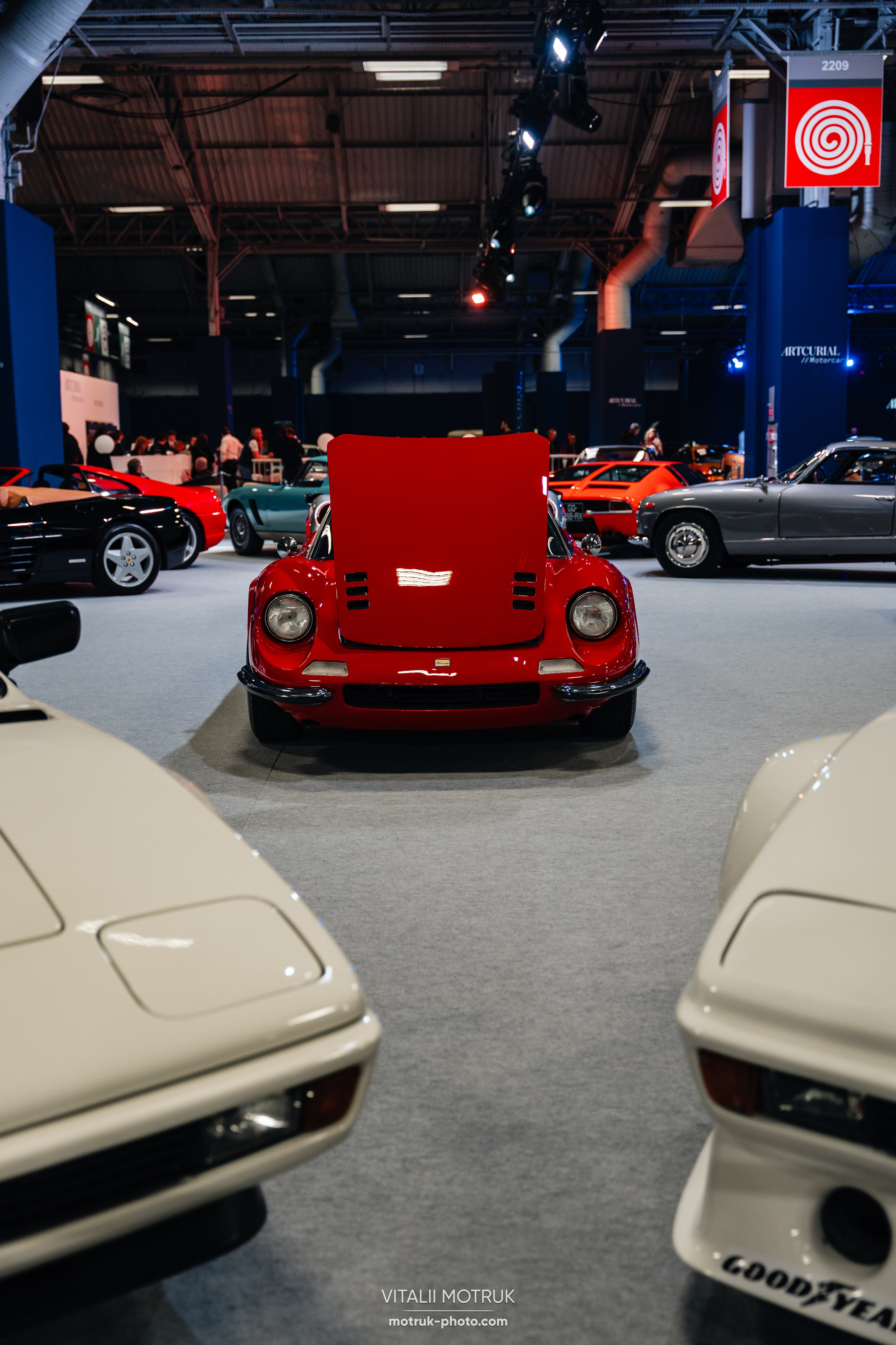 Retromobile-2024. Photographe de voitures à Paris — Vitalii Motruk