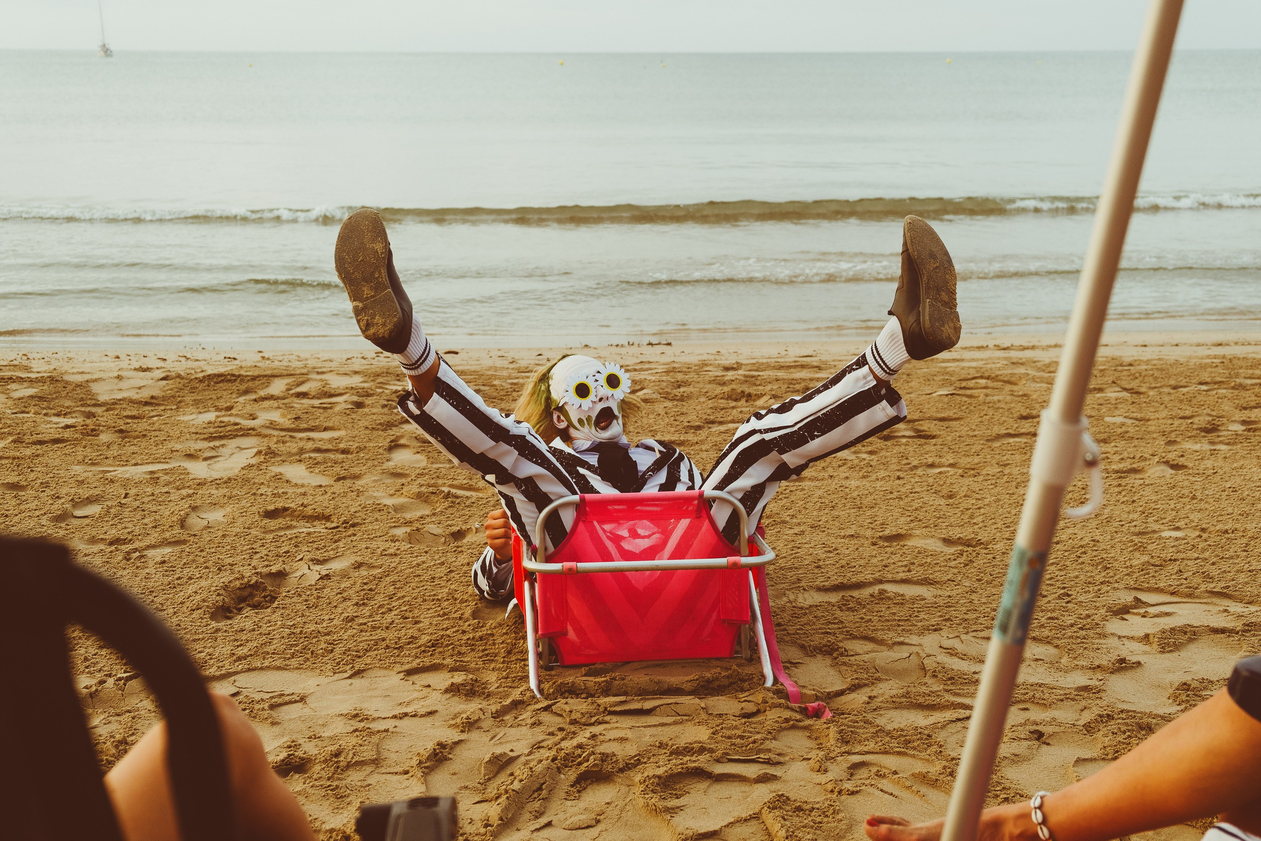 Beetlejuice на море: Экспериментальная фотосессия с цирковыми артистами — Фотограф Андрей Луковников