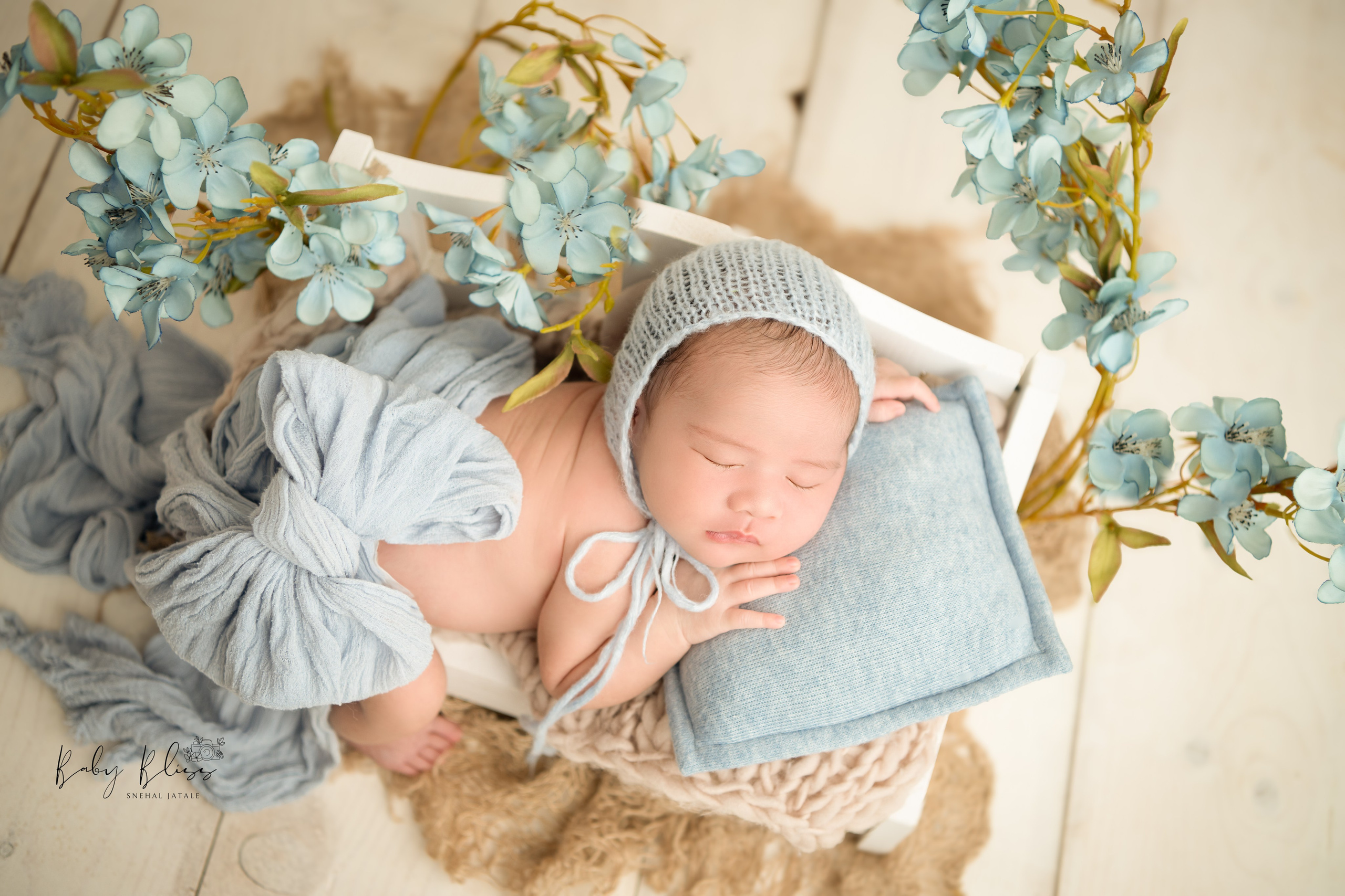 Best newborn photographer in Doha, Qatar. Best infant photoshoot in Doha, Qatar. Newborn photo session in Doha Qatar, baby, sitter, cake smash, pre-birthday, maternity, family photographer in Doha, Qatar