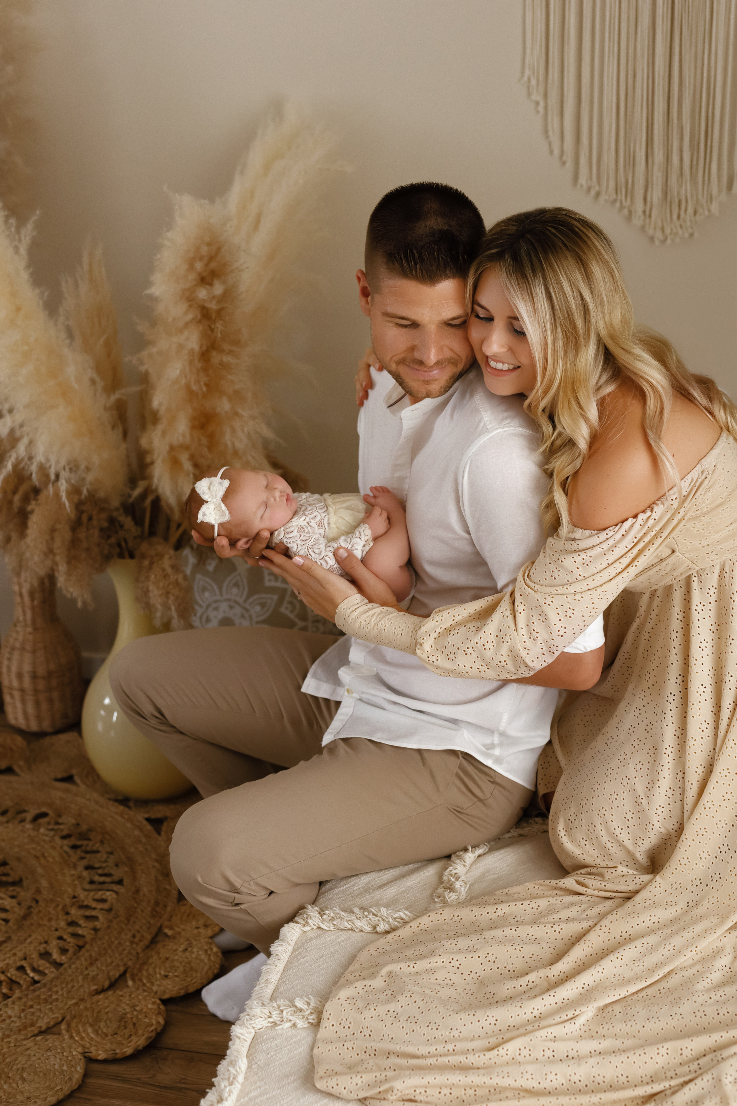 Neugeborenes mit Mama und Papa auf dem Arm – Babyfotoshooting in Hagen, liebevolle Familienfotografie