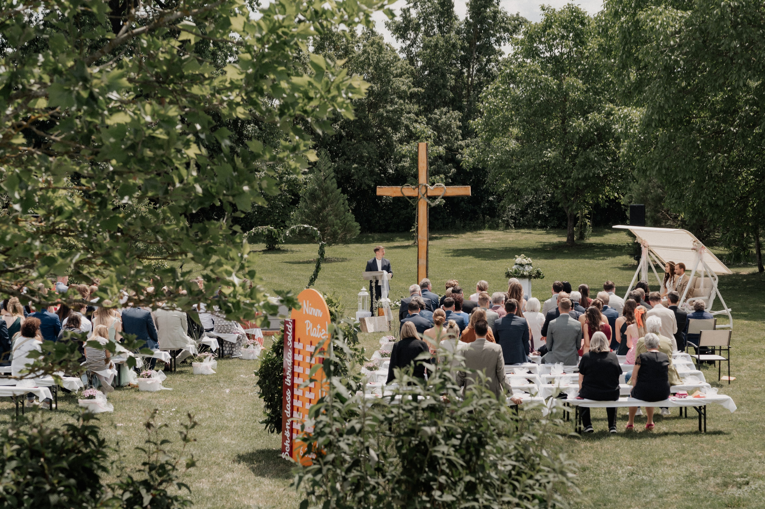 Sommer, Liebe & zwei wunderschöne Kleider: Gartenhochzeit in Gunzenhausen. Photographer in Ansbach for Couples, Weddings and After Wedding