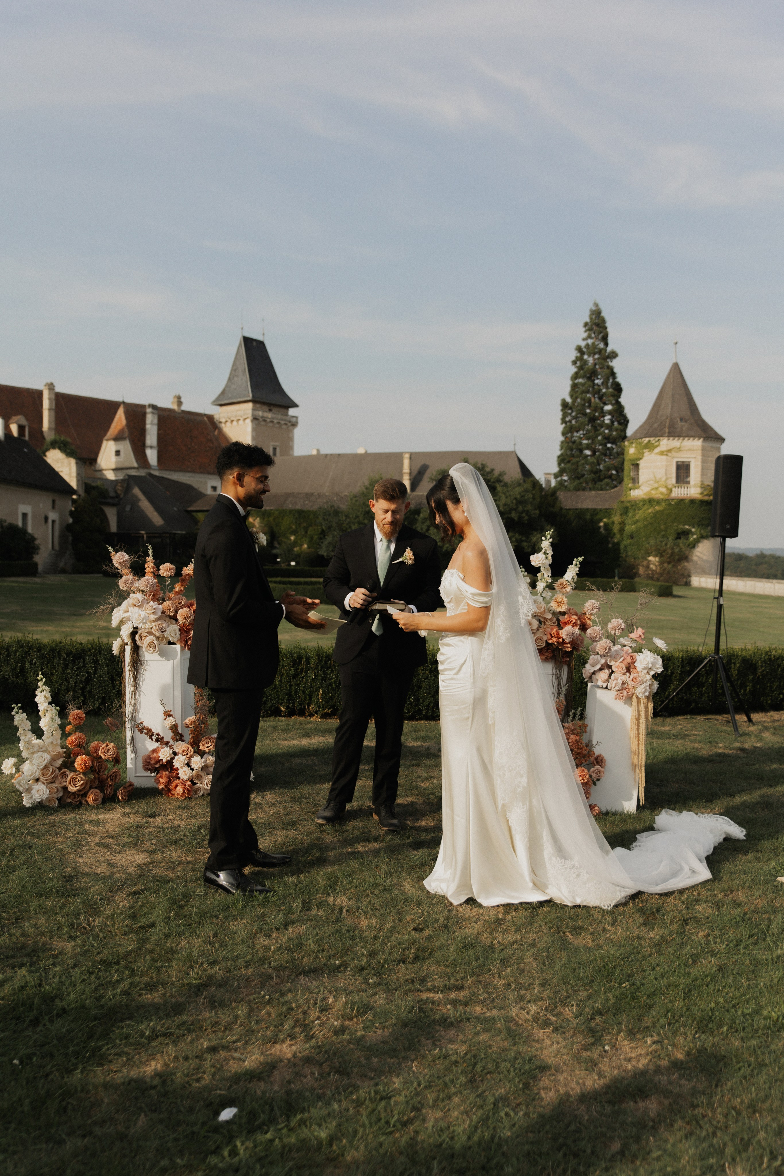 Elegant Castle Wedding in Austria | Alwin & Ruth’s Fairytale Celebration. Wedding photographer and videographer based in Timisoara, Romania