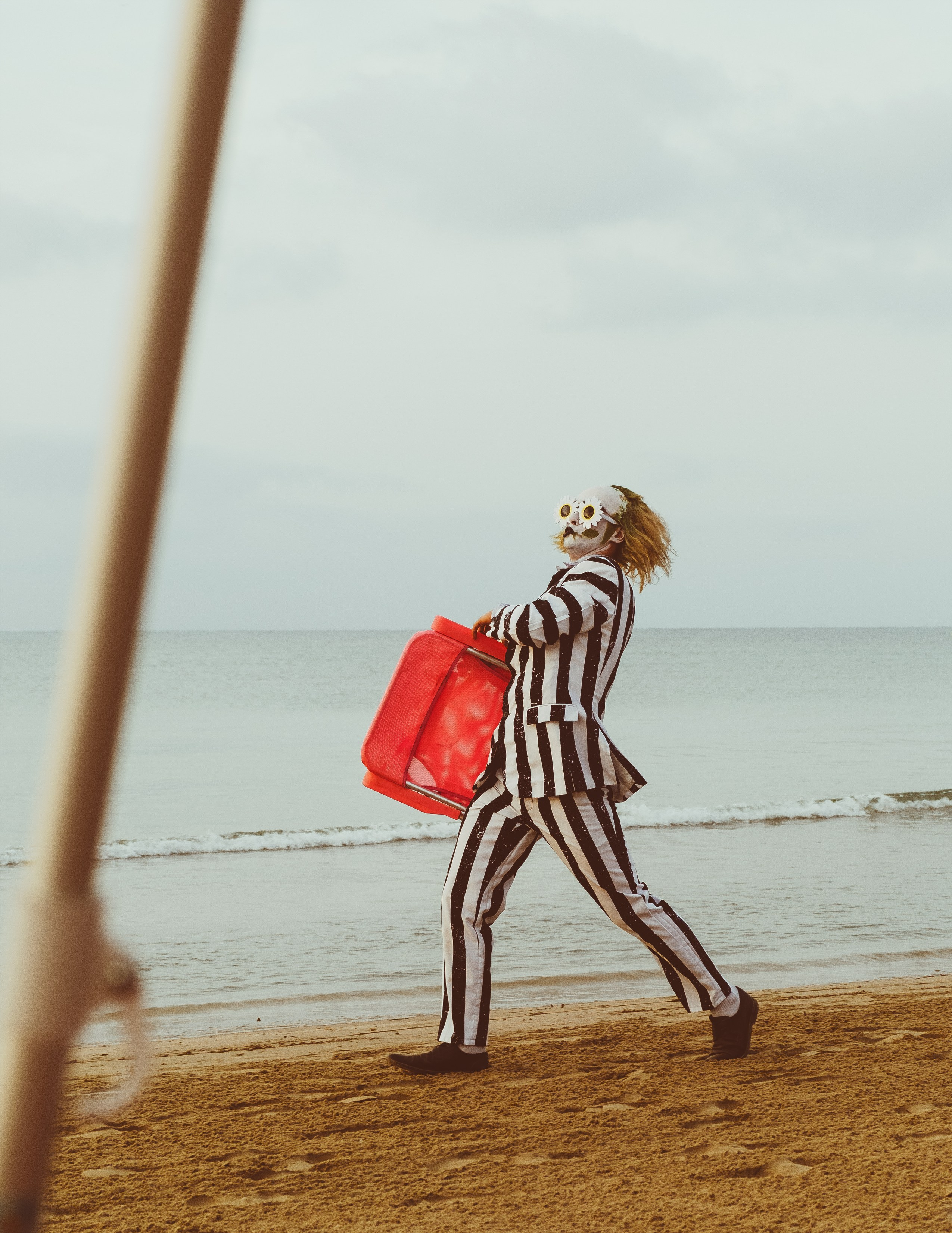 Beetlejuice на море: Экспериментальная фотосессия с цирковыми артистами — Фотограф Андрей Луковников
