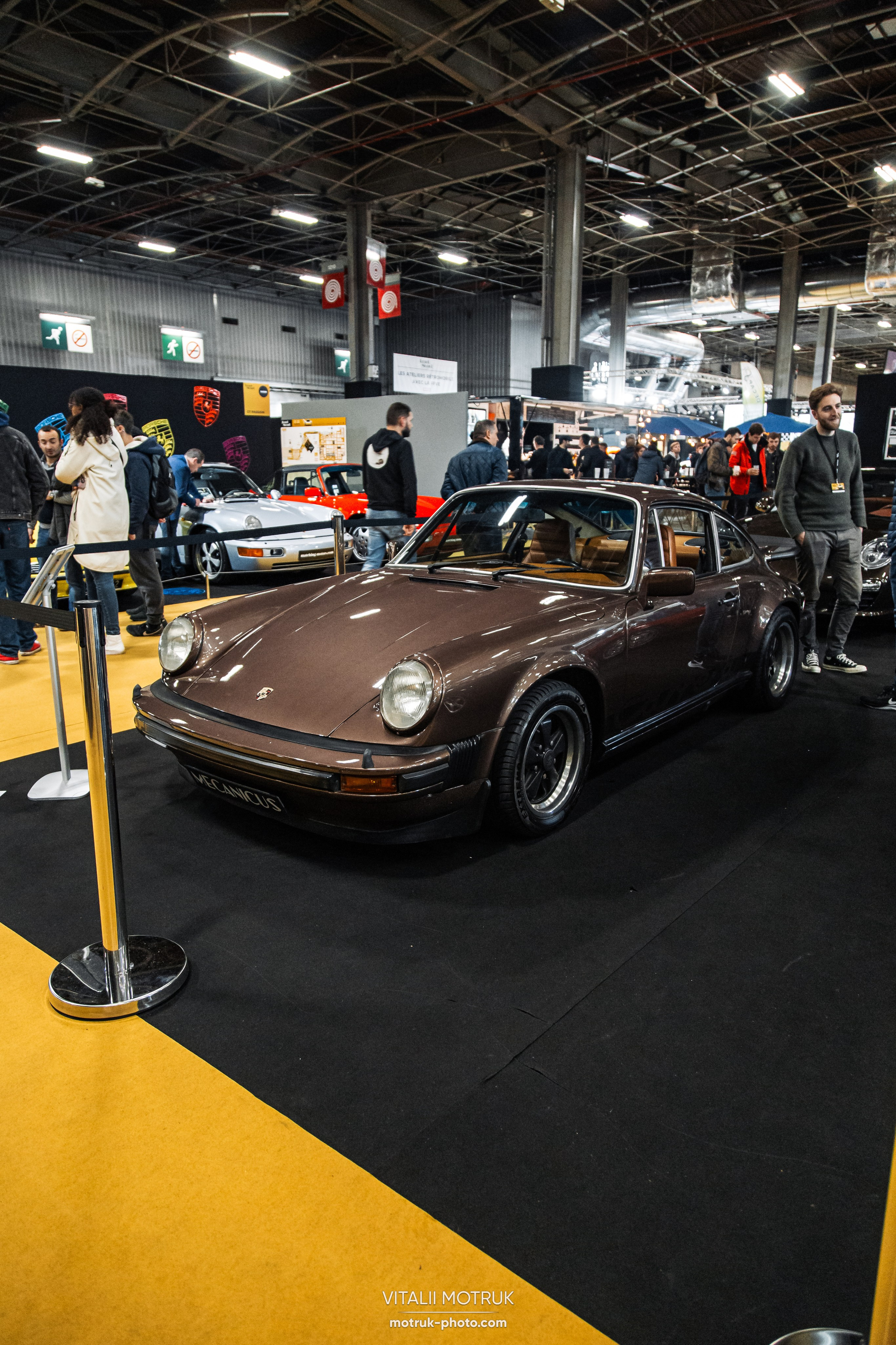 Retromobile 2023. Photographe de voitures à Paris — Vitalii Motruk