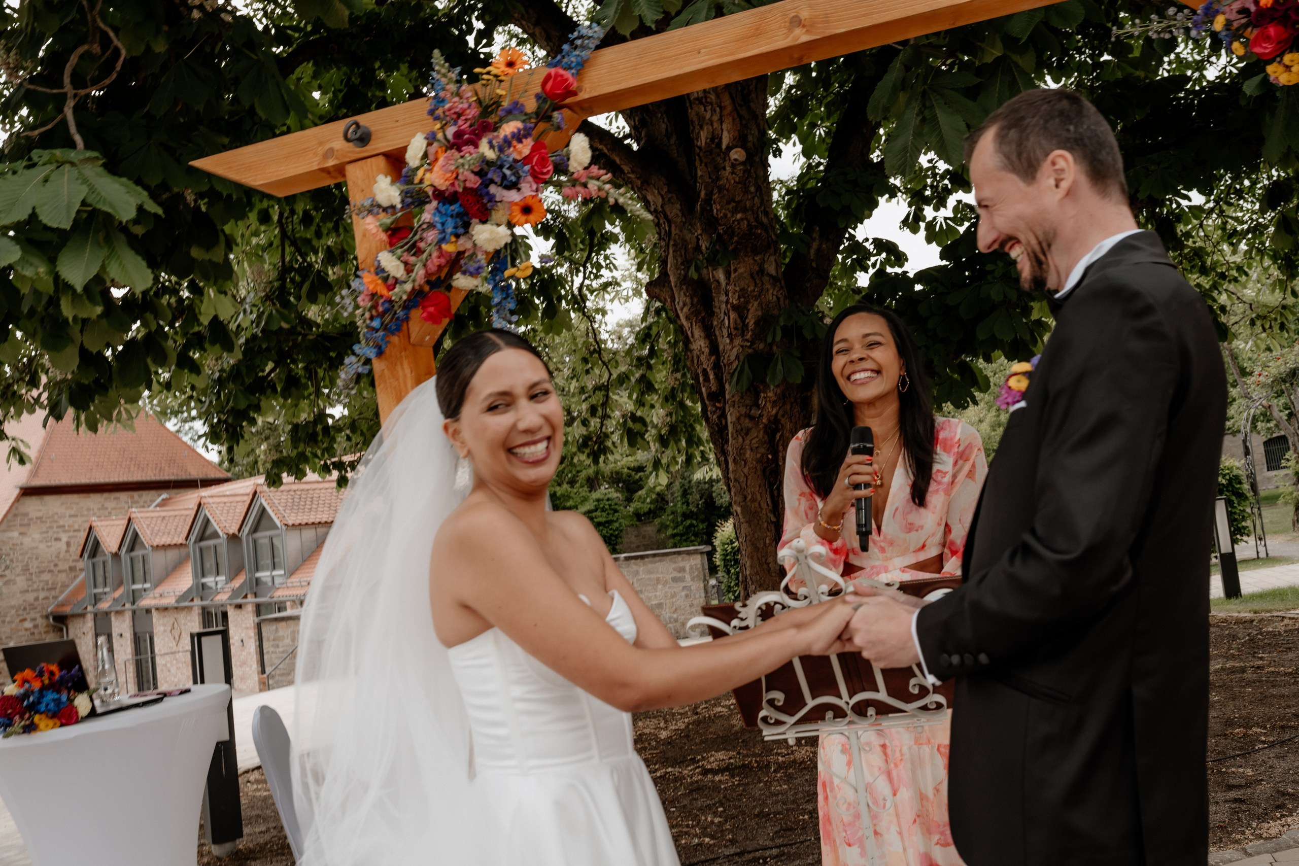 Hochzeit auf Gut Wöllried Würzburg – Janice & Thomas | Anna Saribekyan Fotografie. Anna Saribekyan – Beste Hochzeitsfotografin in Würzburg, Top 10 in Deutschland