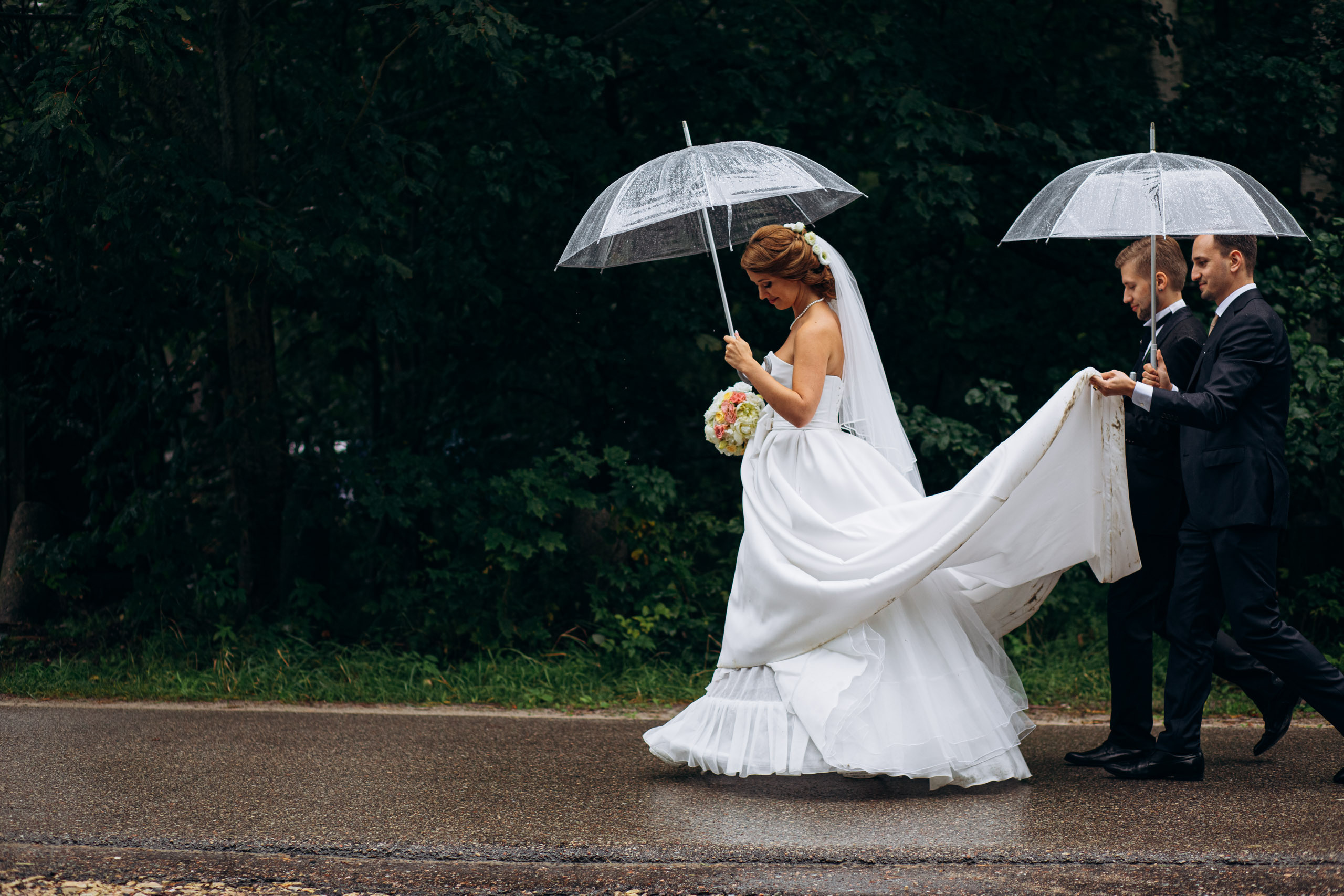 Fotosesijas vietas, ja kāzu dienā līst lietus?