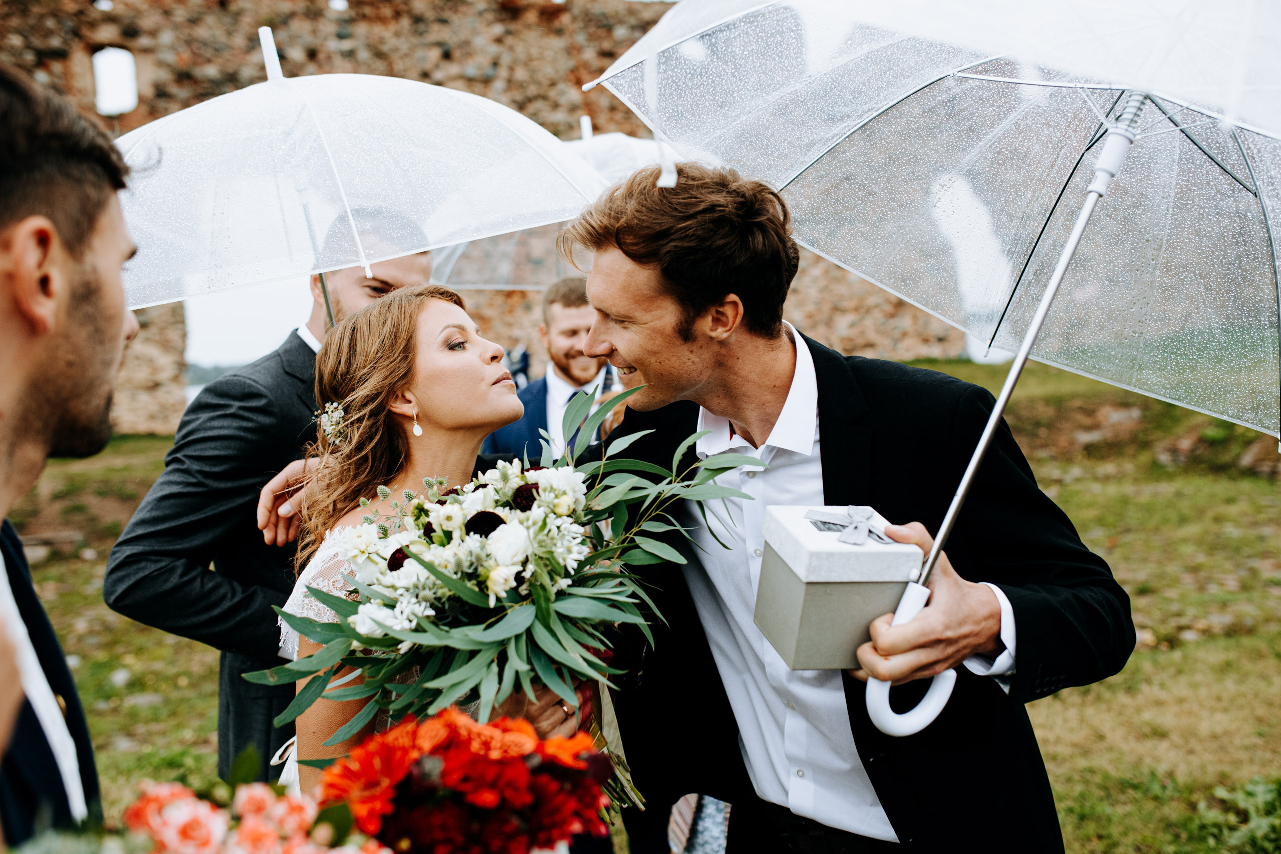 Fotosesijas vietas, ja kāzu dienā līst lietus?