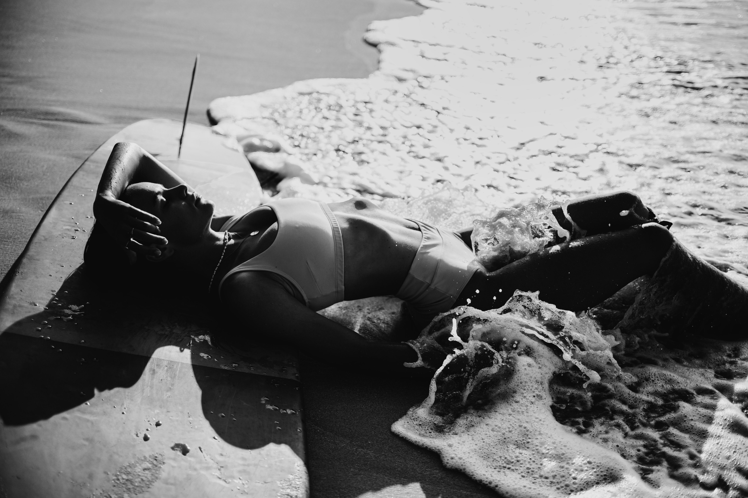 Photoshoot with a surfboard | BW