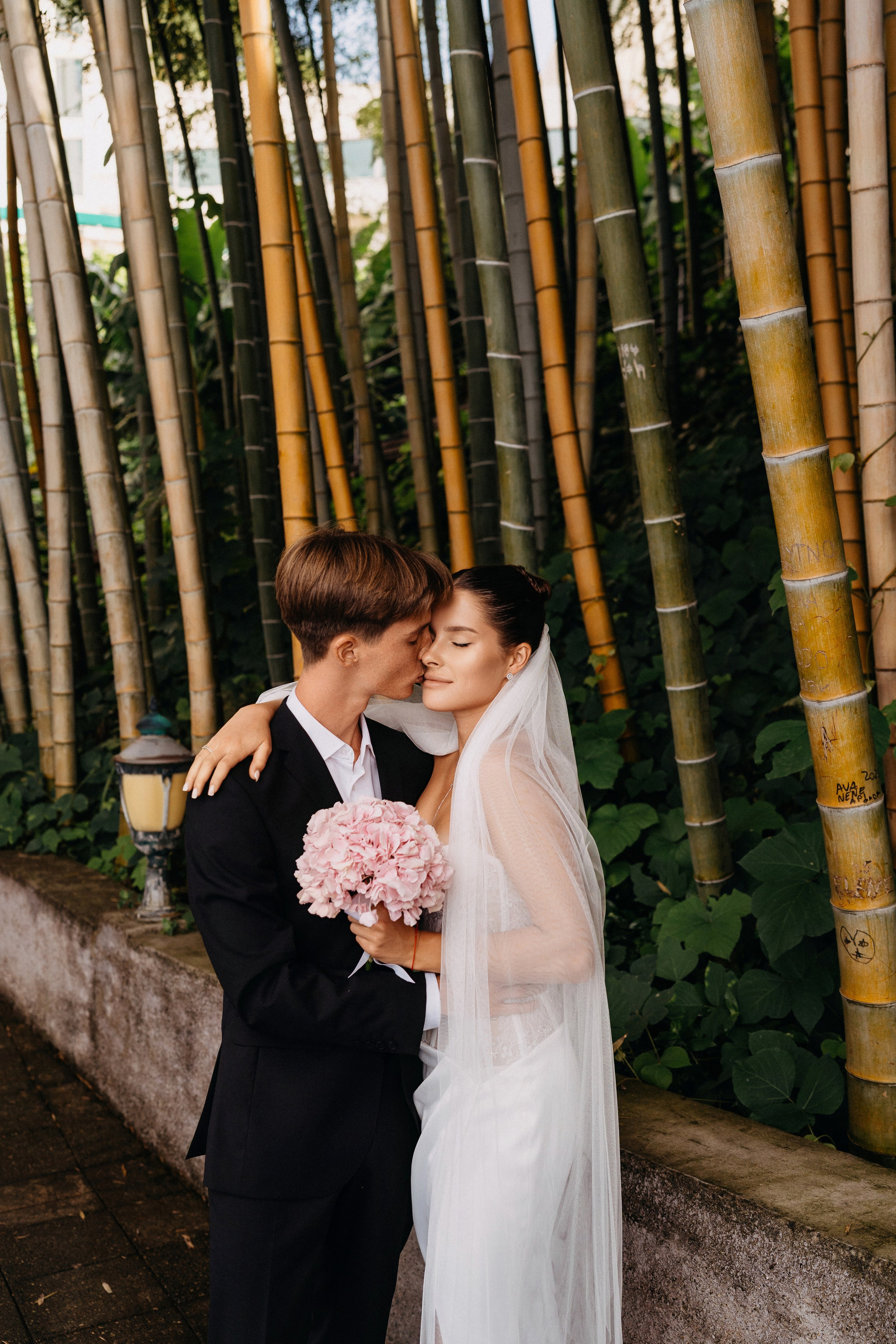 Меня зовут Валерия Азаренко, я свадебный и портретный фотограф. Снимаю в Батуми. Я провожу портретные съёмки, съёмки lovestory, съёмки свадебного дня и семейные. Цены и условия на сайте.