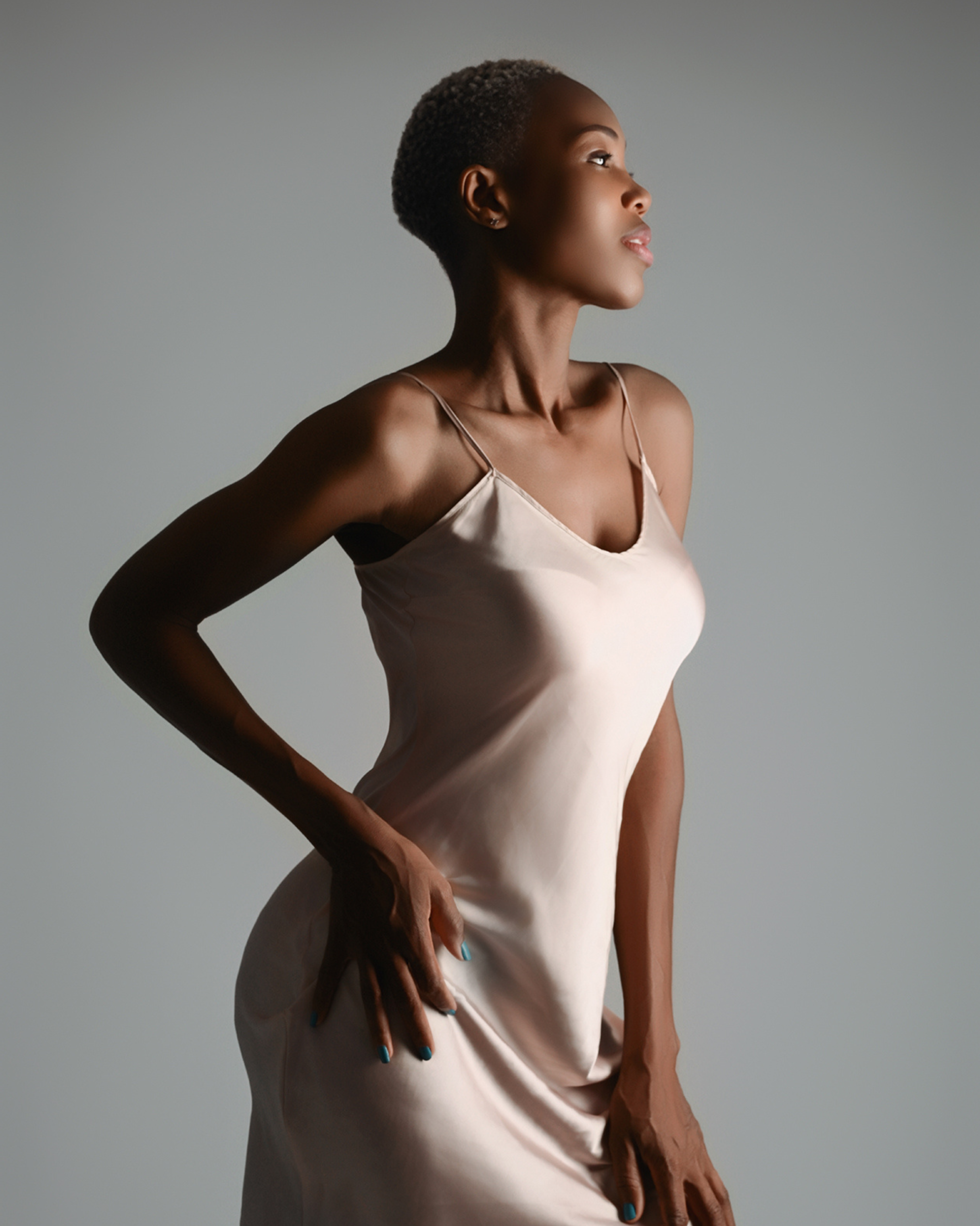 Faszinierendes Frauenportrait mit fließendem Stoff – künstlerische Bewegung trifft auf ästhetische Fotografie mit luxuriösem Flair.