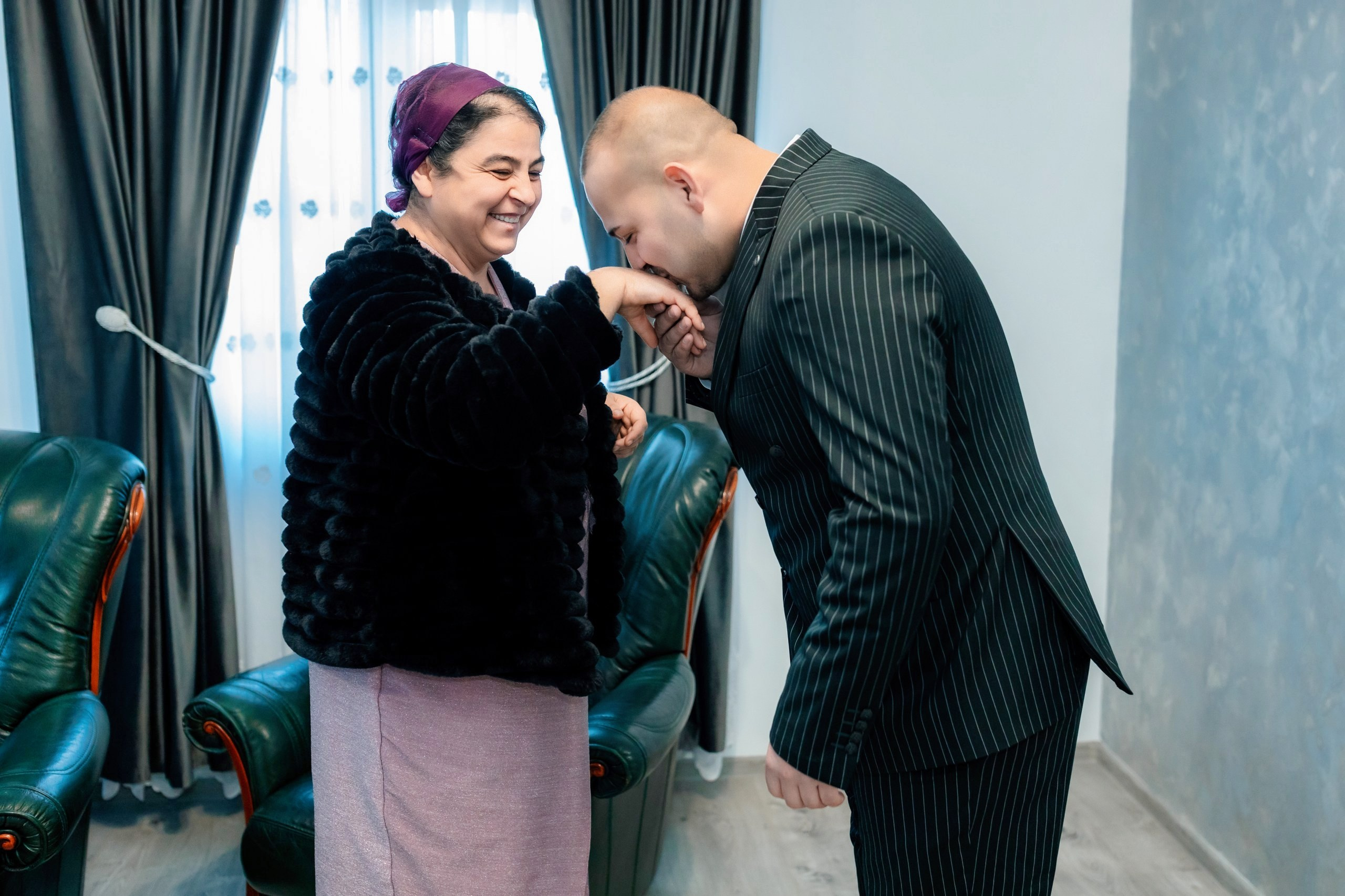 Fotograf nuntă Târgu Neamț – Samuel și Roxana, fotografie autentică realizată de AlinoFotoStudio 2. Fotograf nuntă Iași, Bacău, Suceava și Botoșani – Alin Chirilă surprinzând momente reale de nuntă 3. Fotografie de nuntă cu emoție și credință – AlinoFotoStudio, fotograf povestitor 4. Fotograf profesionist nuntă în Moldova – cadre naturale și pline de emoție 5. Alin Chirilă fotograf nuntă – poveste reală surprinsă prin fotografie 6. Fotograf nuntă cu stil documentar – momente autentice din ziua nunții Pregătiri mireasă acasă – fotografie naturală realizată de Alin Chirilă fotograf nuntă 8. Detalii din ziua nunții – fotograf nuntă Iași și Botoșani, AlinoFotoStudio 9. Emoții din dimineața nunții – fotograf profesionist Moldova 10. Cadre autentice din pregătiri – fotograf nuntă Suceava și Bacău Ceremonie religioasă nuntă – moment emoționant surprins de fotograf Alin Chirilă 12. Nuntă cu valori creștine – fotografie din biserică realizată cu discreție 13. Rugăciune și emoție în ziua nunții – fotograf nuntă Târgu Neamț 14. Legământ în fața lui Dumnezeu – fotografie de nuntă autentică 15. Fotograf nuntă biserică – momente sincere și pline de semnificație Petrecere de nuntă – cadre naturale realizate de AlinoFotoStudio 17. Bucurie și dans la nuntă – fotograf nuntă Iași și împrejurimi 18. Momente autentice de la restaurant – fotograf nuntă Bacău Suceava 19. Atmosferă de nuntă surprinsă discret – Alin Chirilă fotograf -AlinoFotoStudio – fotograf nuntă cu abordare naturală și emoțională 21. Alin Chirilă fotograf – povestitor prin fotografie de nuntă 22. Fotograf nuntă în Moldova – stil documentar și autentic 23. Fotografie de nuntă sinceră și elegantă – AlinoFotoStudio- Fotograf nuntă Iași Bacău Suceava Botoșani – Alin Chirilă AlinoFotoStudio 26. Fotograf nuntă Târgu Neamț și Moldova – fotografie profesională de eveniment 27. Fotograf nuntă cu valori creștine și stil documentar – AlinoFotoStudio - Alin Chirilă – AlinoFotoStudio Fotograf nuntă Iași • Bacău • Suceava • Botoșani - Samuel & Roxana, Târgu Neamț -Momente reale, trăite sincer și păstrate pentru totdeauna.