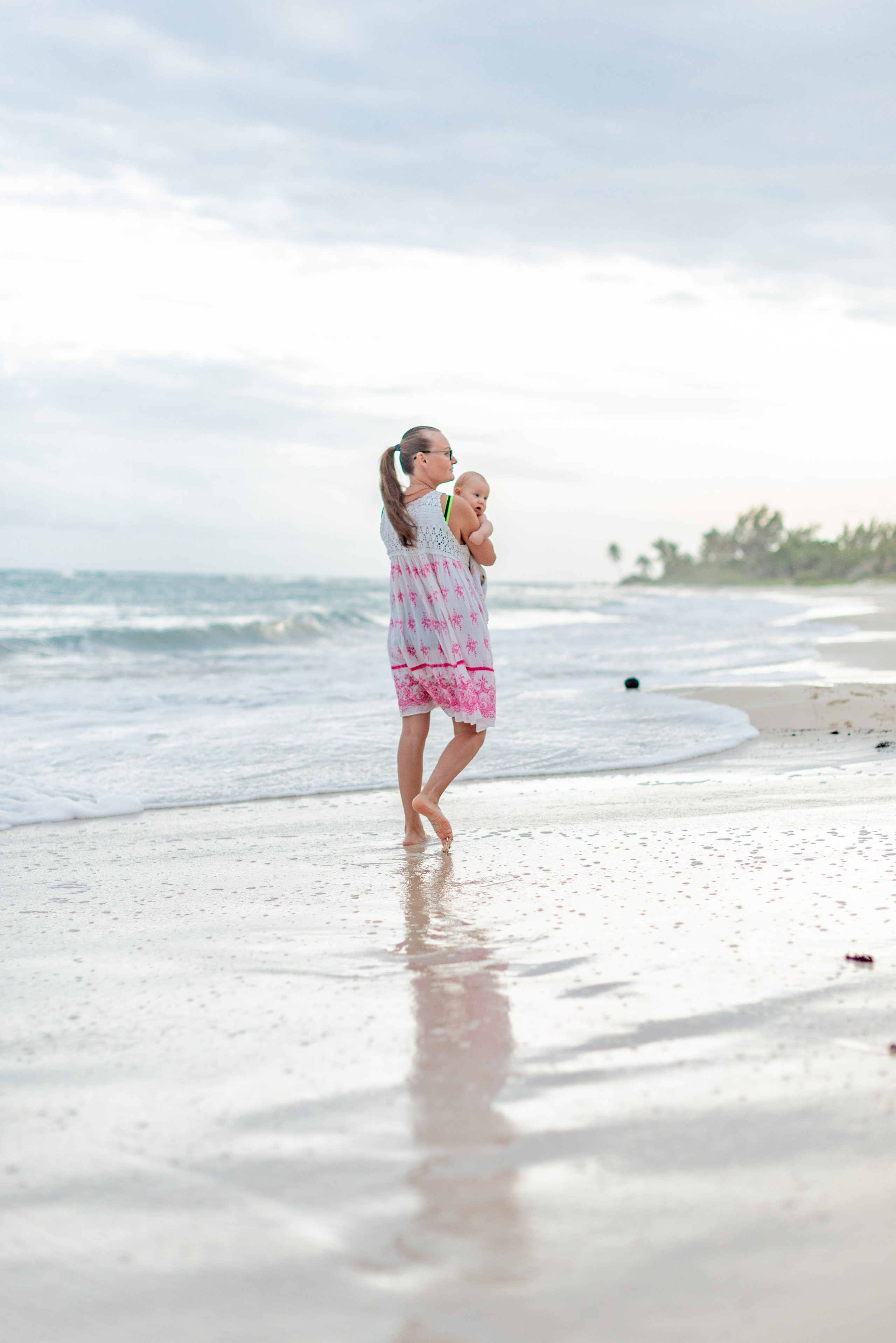 A family walk on the beach. FOTÓGRAFO MÉXICO QUINTANA ROO