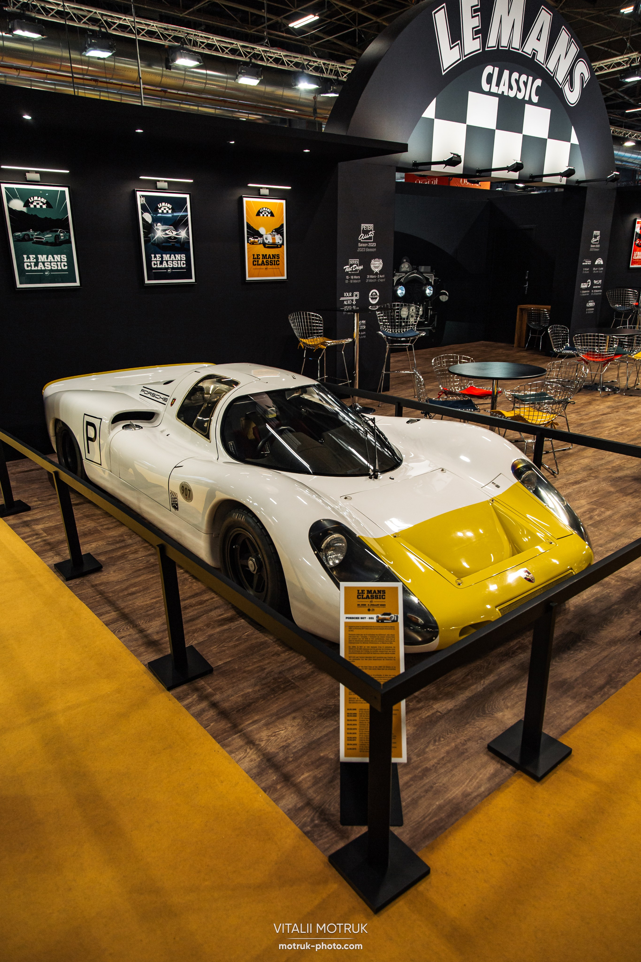 Retromobile 2023. Photographe de voitures à Paris — Vitalii Motruk