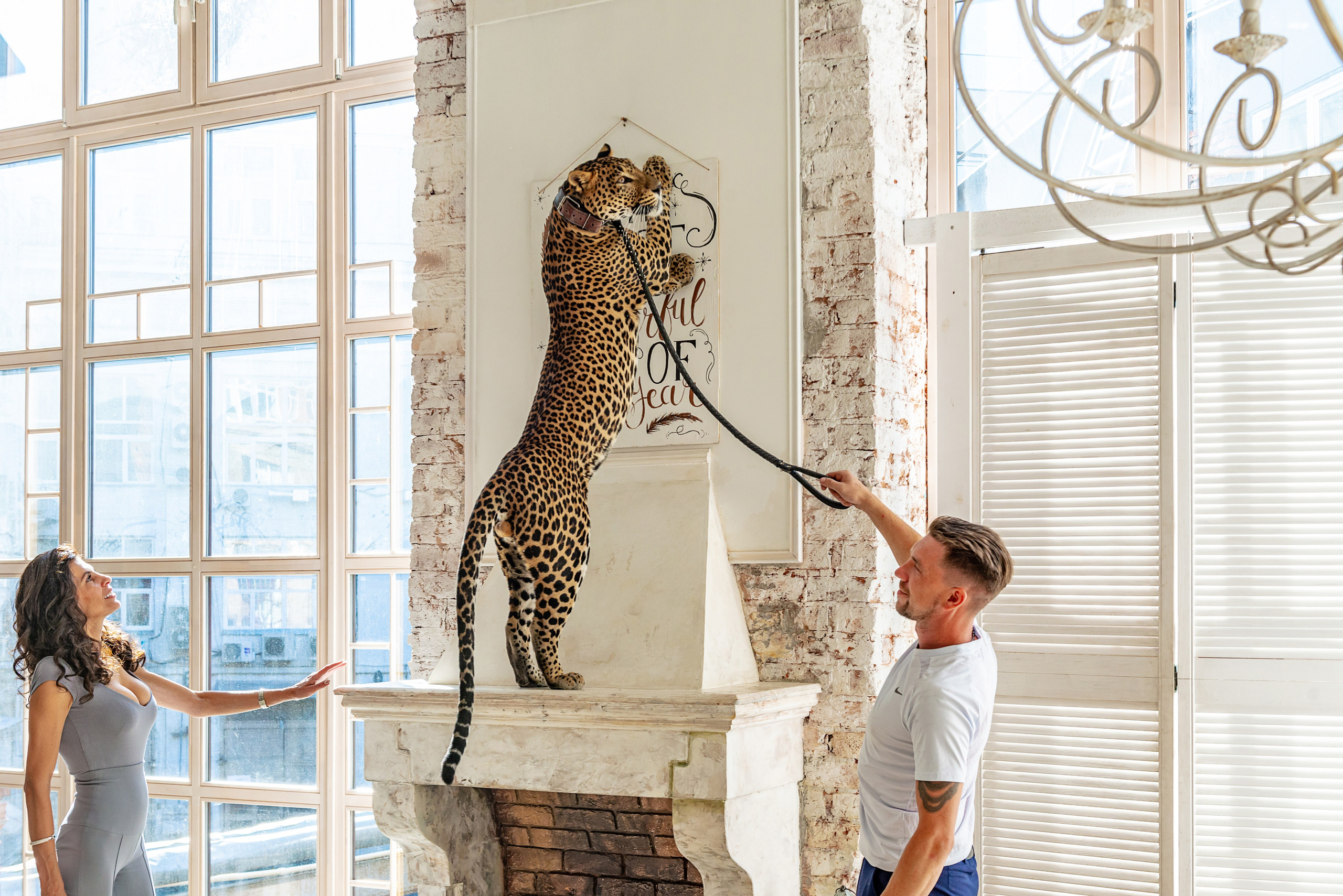 Photosession in the studio with a leopard. FOTÓGRAFO MÉXICO QUINTANA ROO