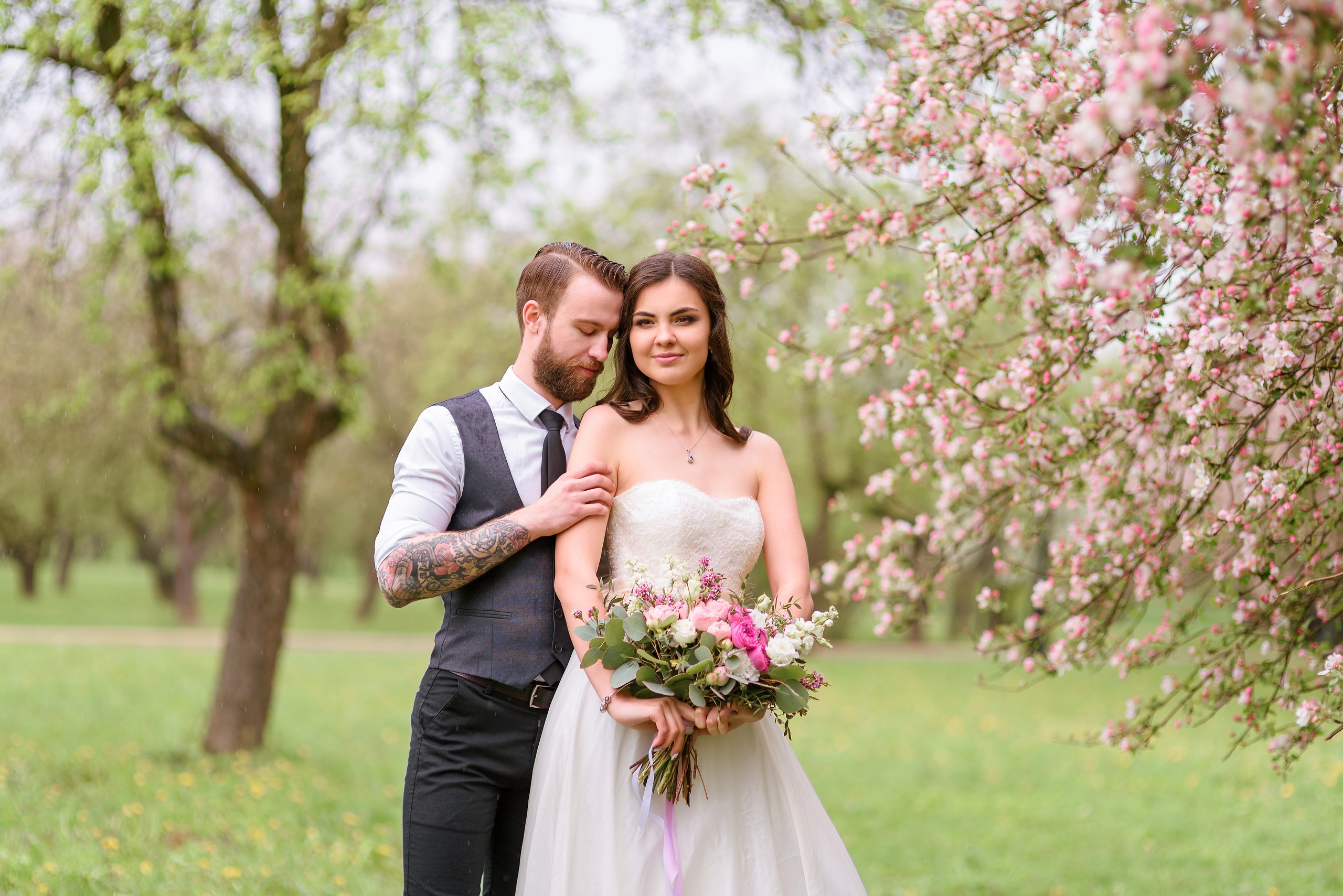 Свадебная прогулка в цветущем саду. Семейный фотограф и фотограф новорожденных в Вильнюсе Ирина Беленкевич