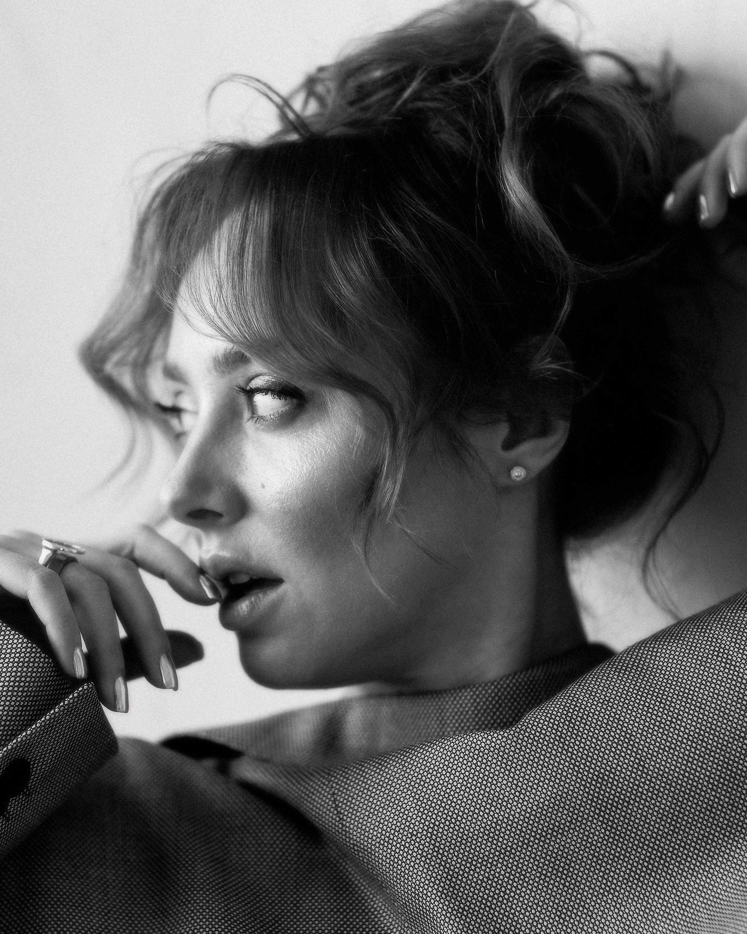 Сильный контраст света и тени на лице модели в черно-белом портрете