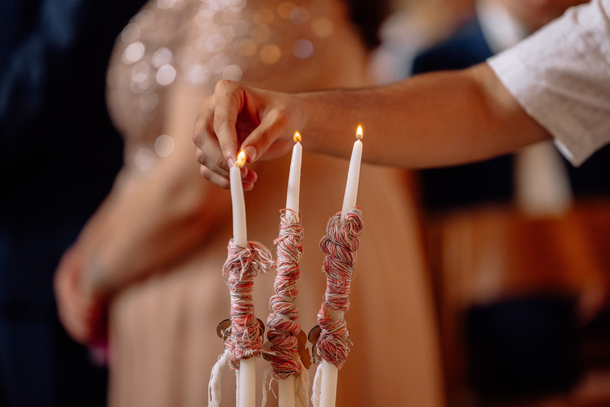 Taufkerze wird entzündet – katholische Kirche München