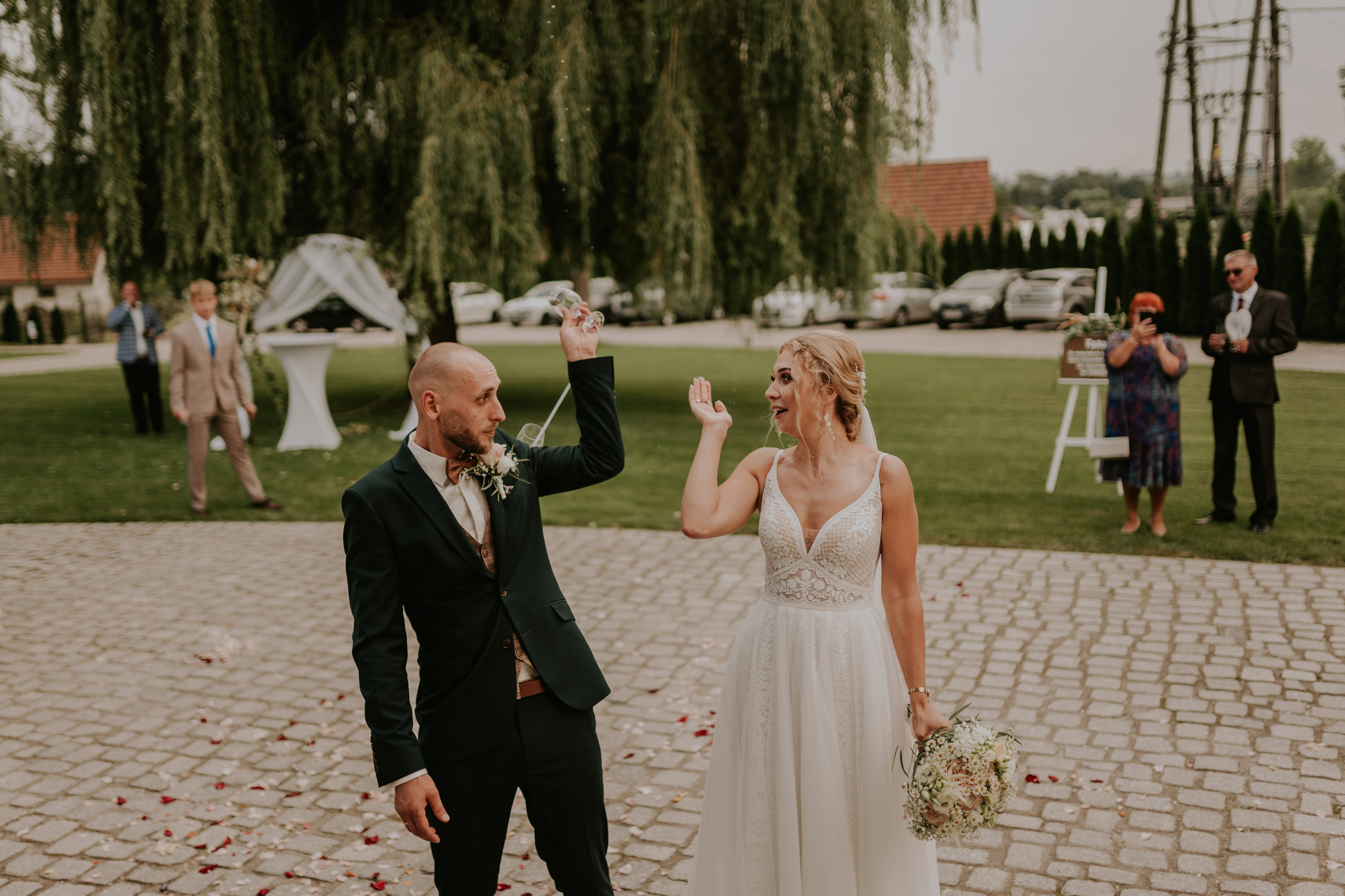 Dwór Wierzbno: plenerowy ślub pod wierzbą. Karkowskafoto - fotografia miłości