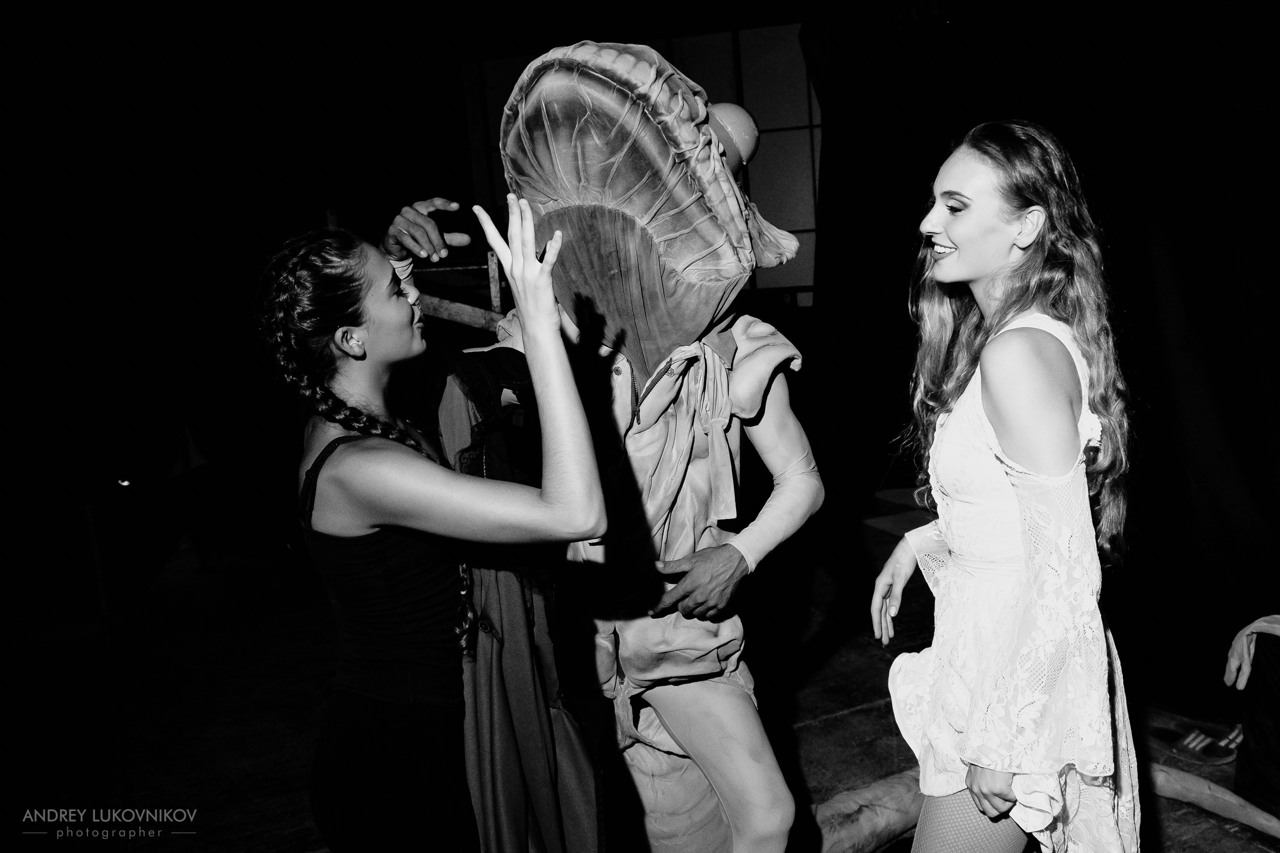 Sesión de fotos entre bastidores en El Circo Encantado: la vida de los artistas tras bambalinas