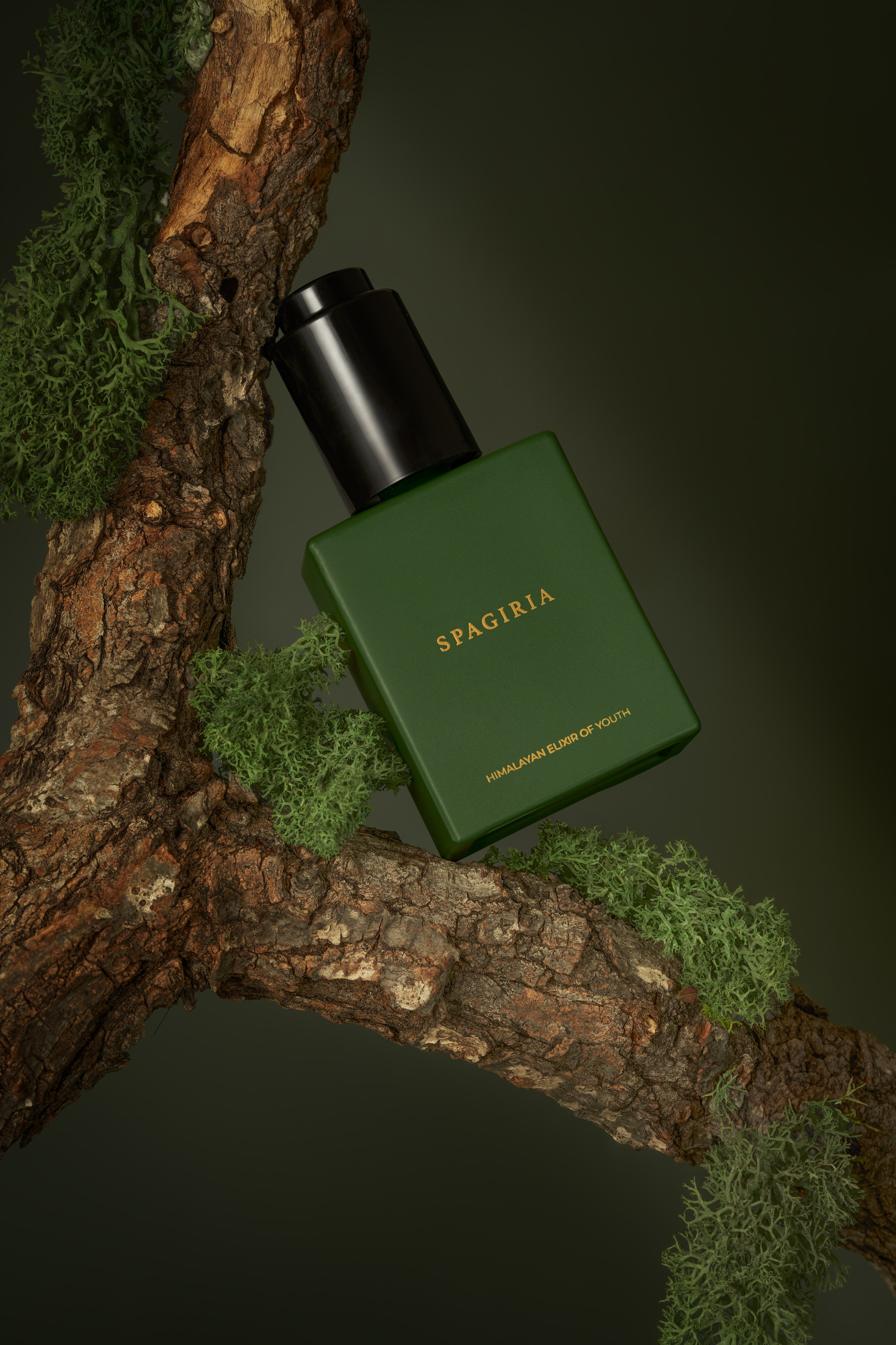 Foto publicitaria elegante de una botella de perfume de lujo