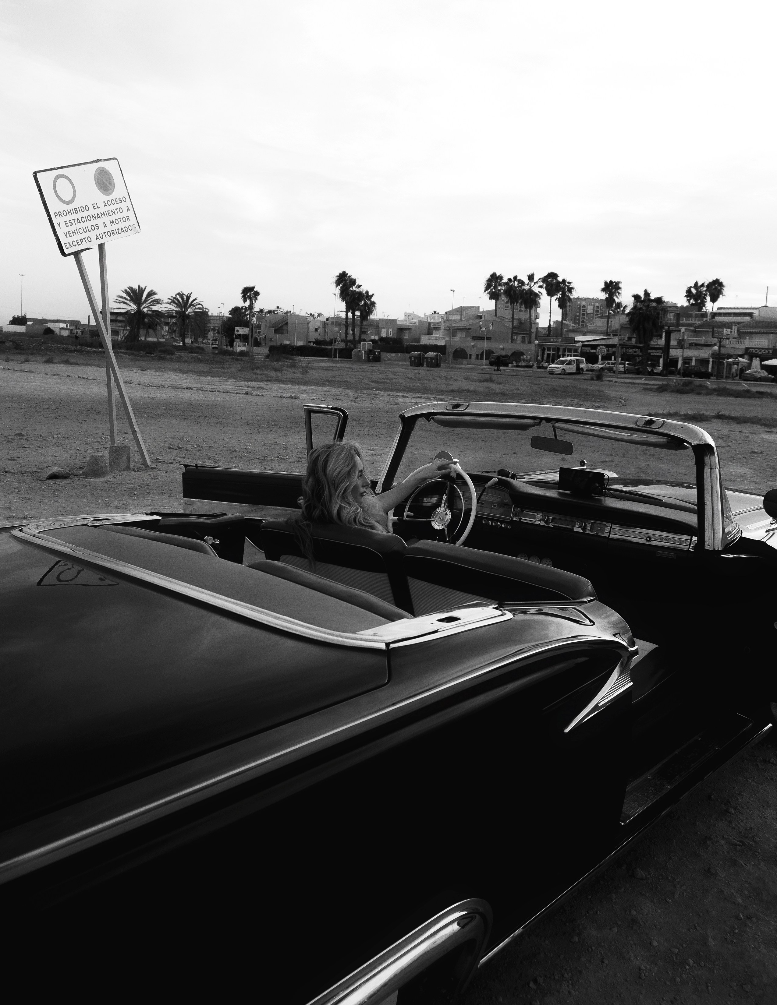 Элегантная съемка у моря с ретро автомобилем в Аликанте, Торревьеха — Фотограф Андрей Луковников