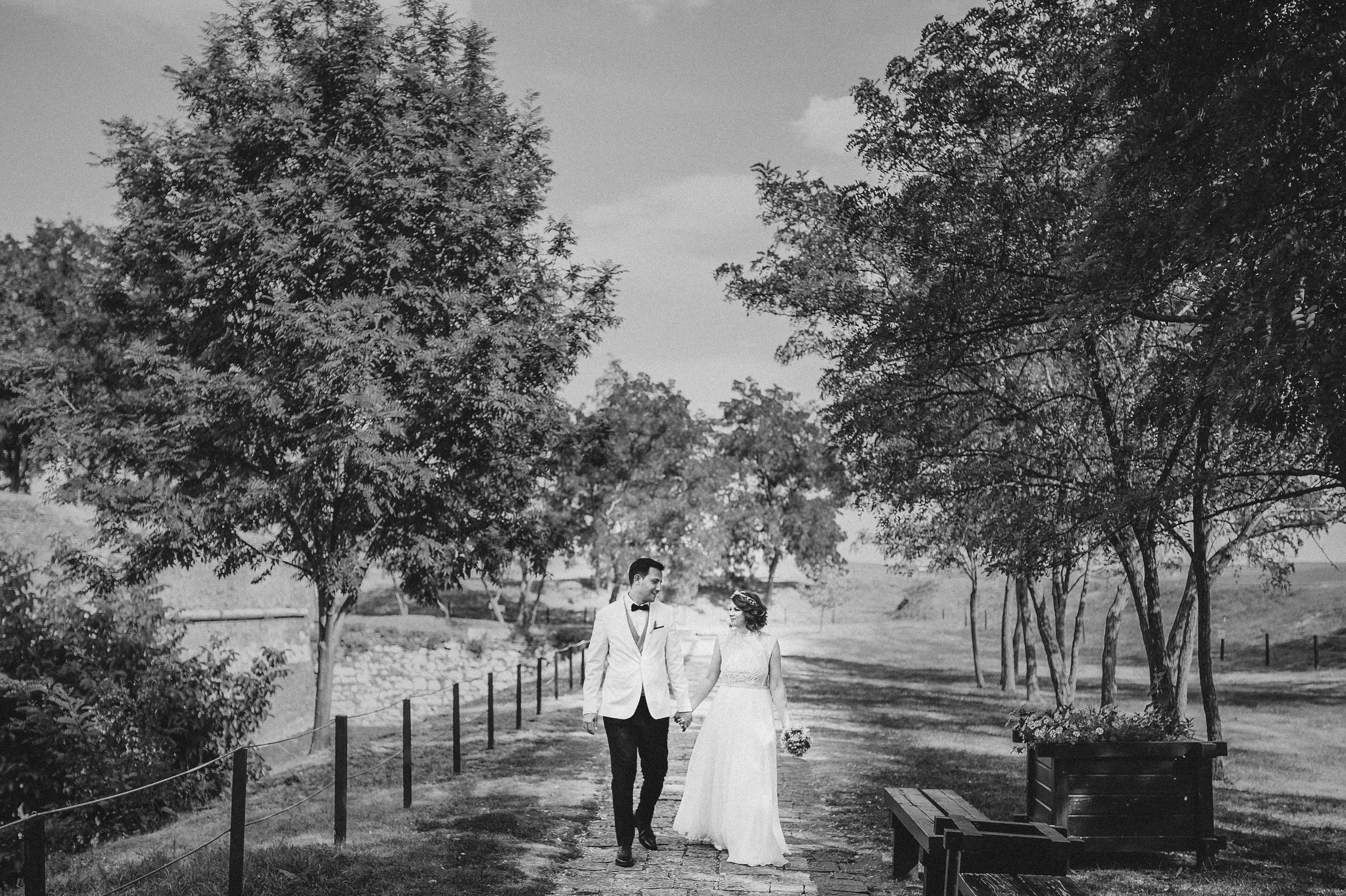 Mirii intr-o sedinta foto artistica alb-negru, surprinsi intr-un decor natural in aer liber.