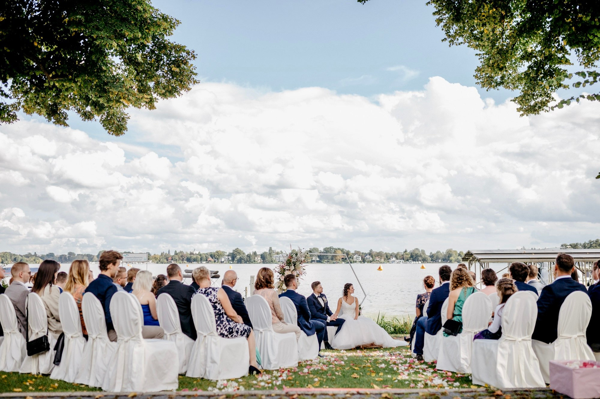 Hochzeit im malerischen Dämeritzseehotel. Hochzeitsfotografie in Berlin Nataliia Schütze