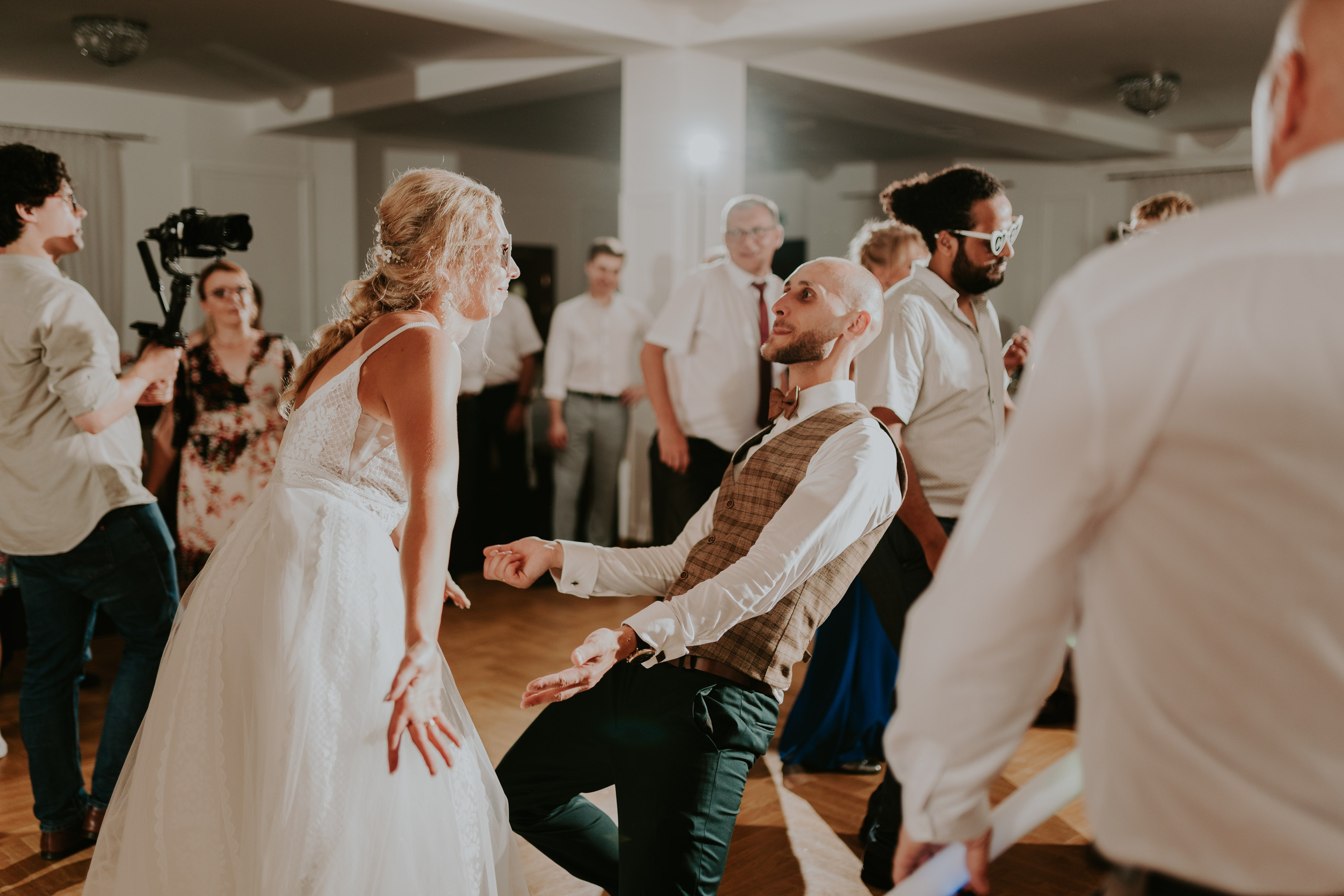 Dwór Wierzbno: plenerowy ślub pod wierzbą. Karkowskafoto - fotografia miłości