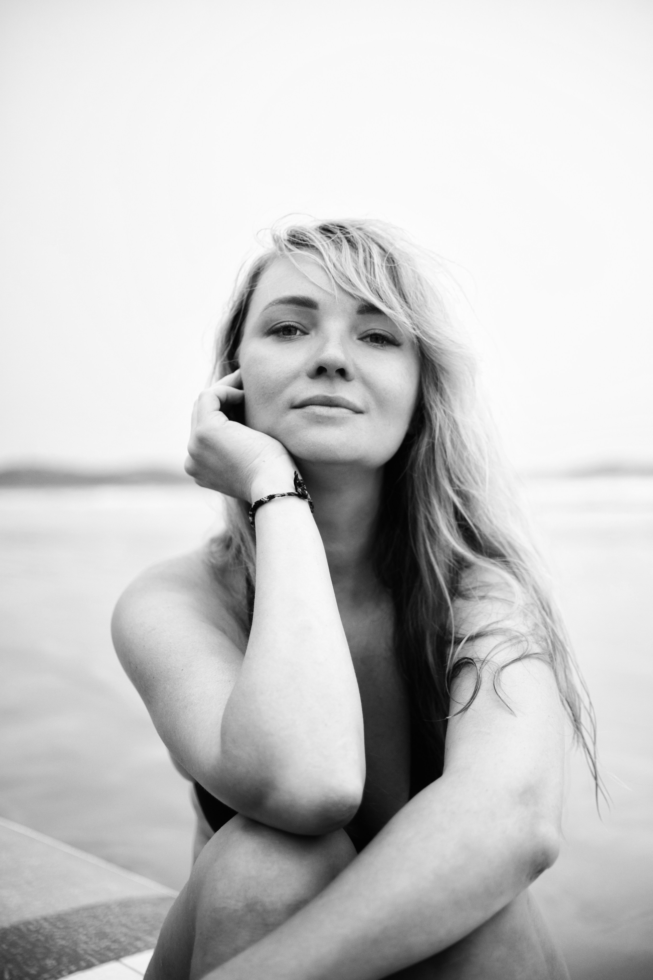 Photoshoot with a surfboard | BW