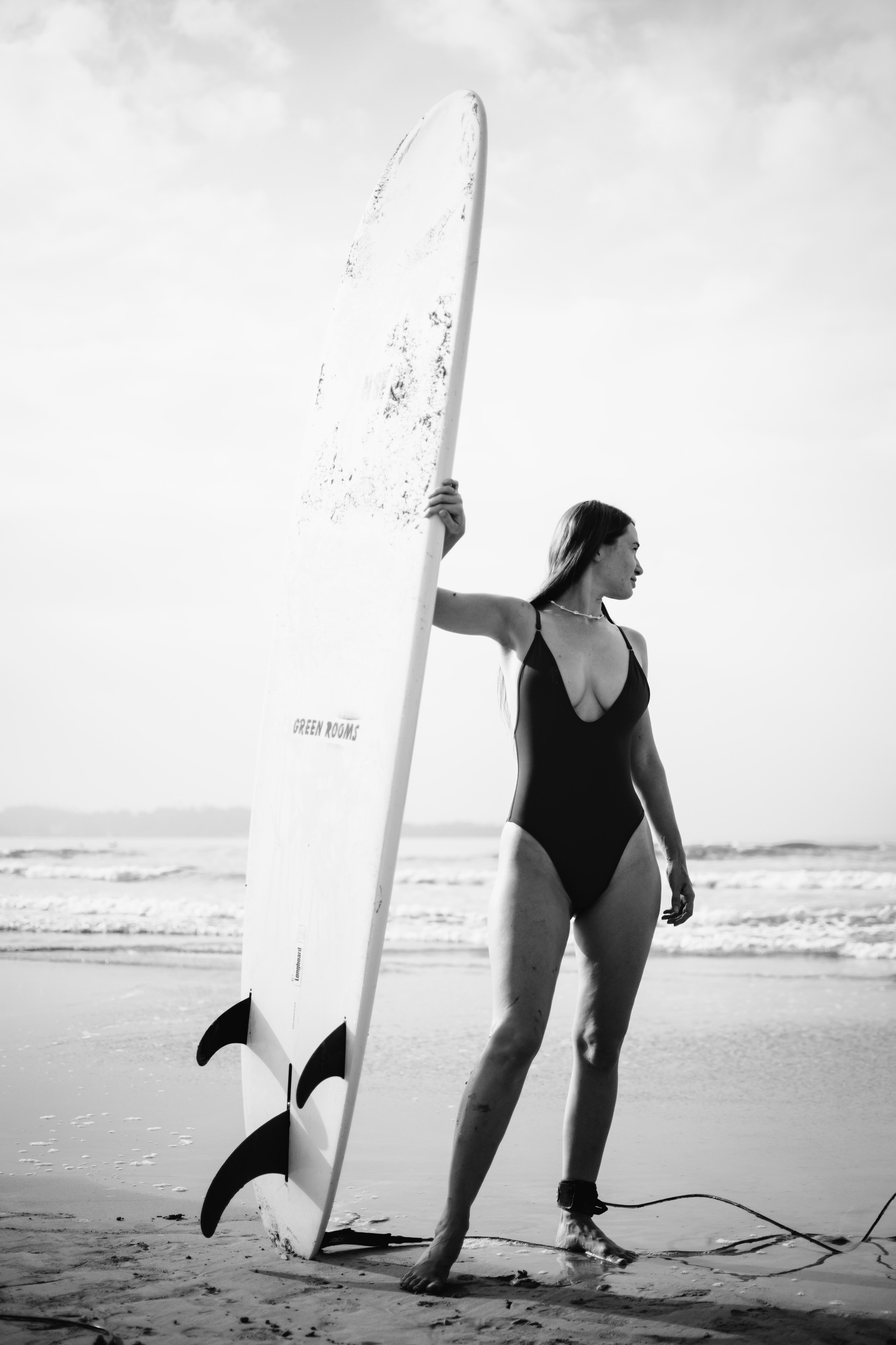 Photoshoot with a surfboard | BW