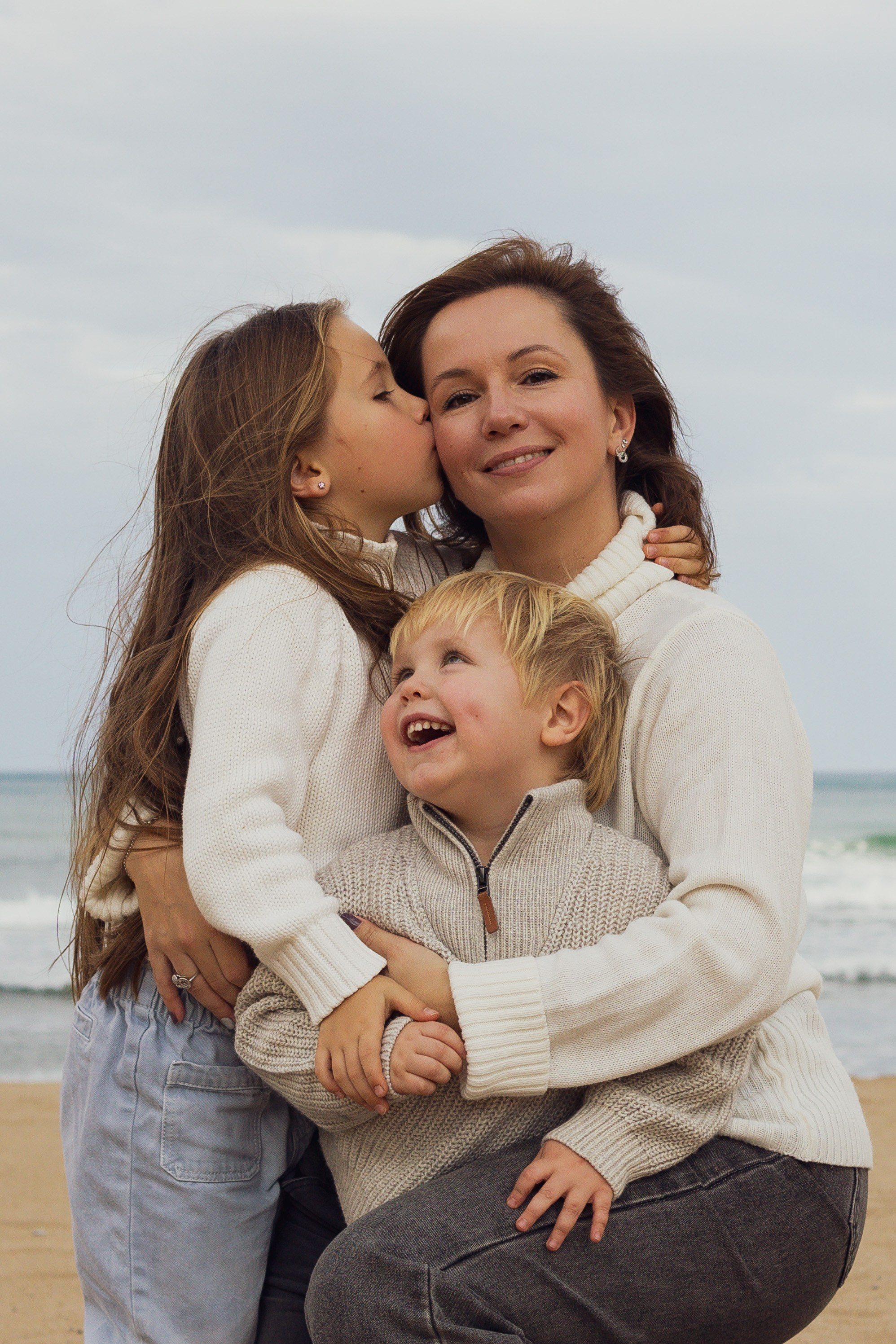 Family Beach Photo Session in Gijón, Spain — Mother and Kids at Playa de Ñora