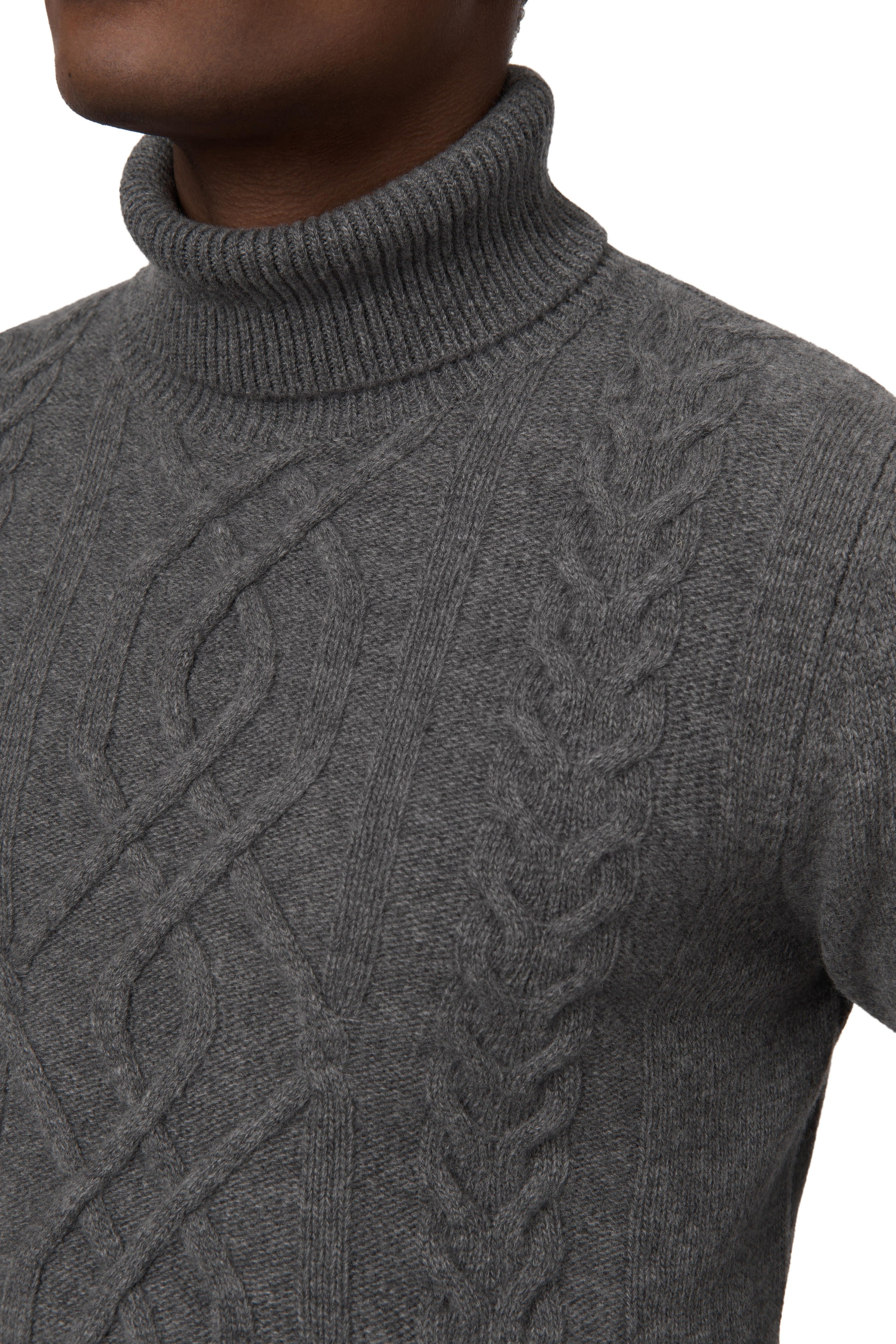 Fotoshooting im Studio mit Model – Modefotografie für Marken | Sartale Studio Wien. Studio Sartale