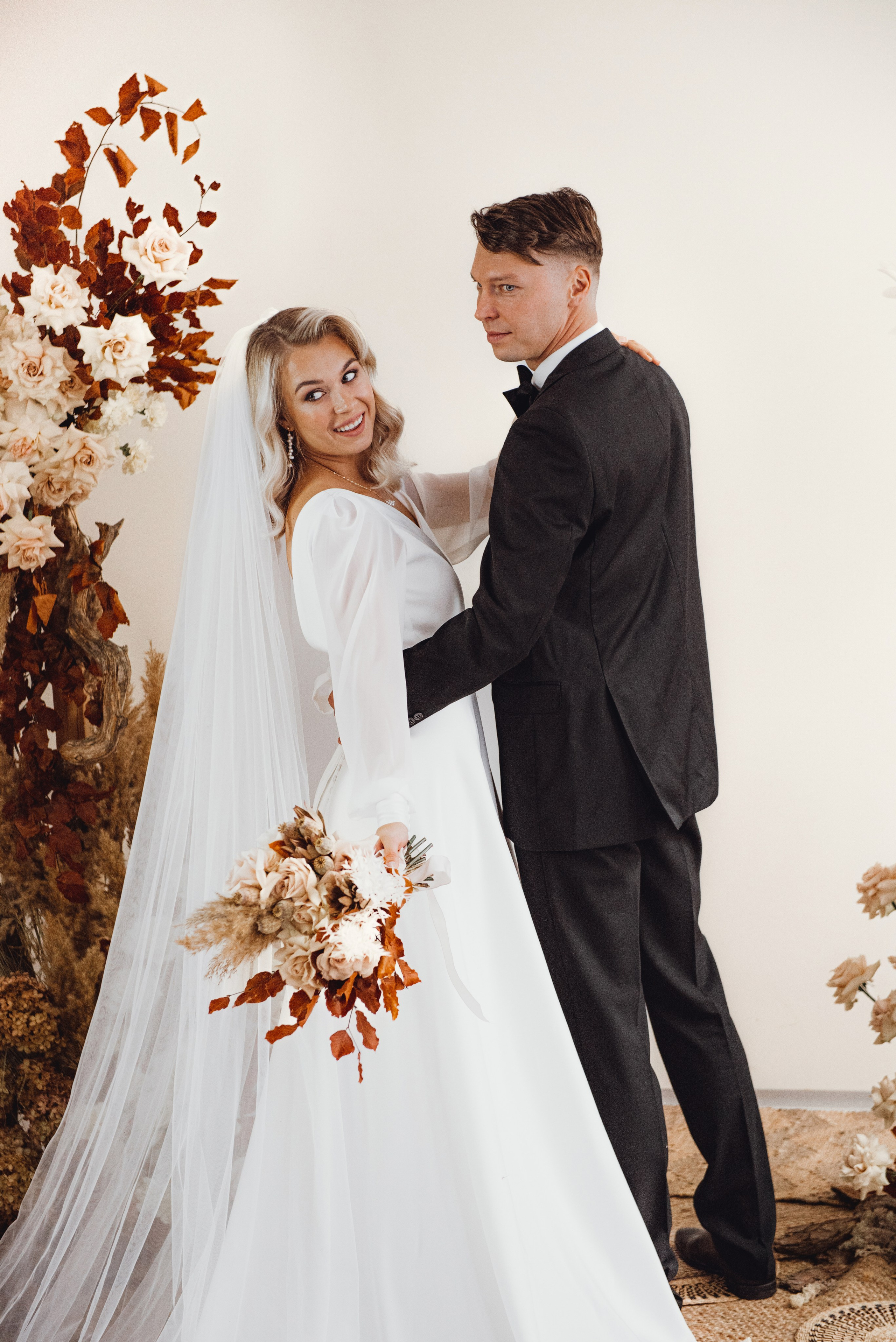 Bride and groom’s first dance in a charming wedding venue in Helsinki. Morsiusparin ensimmäinen tanssi tunnelmallisessa hääpaikassa Helsingissä.