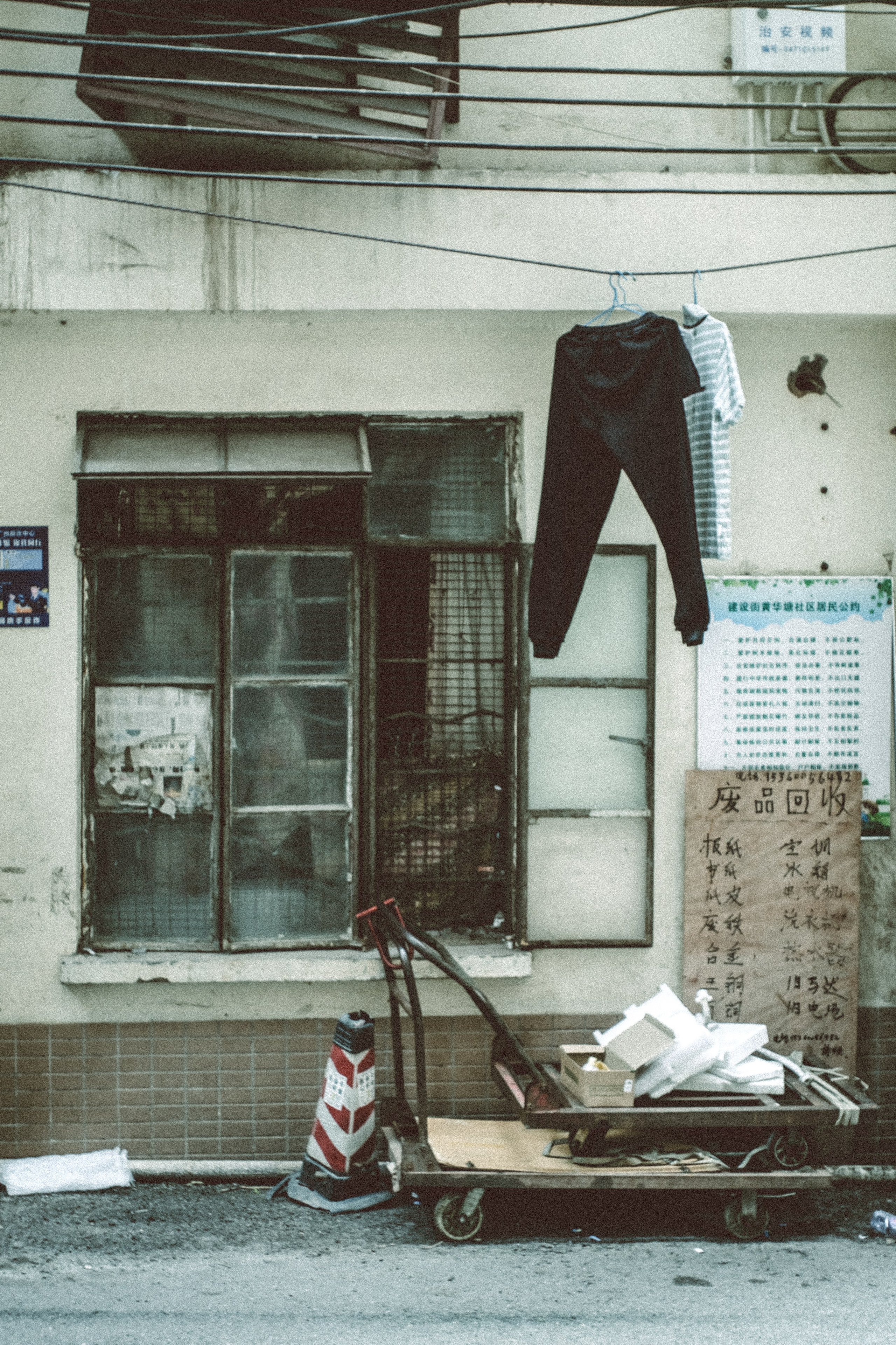 Windows | The Life of the Others | Guangzhou City | FUJIFILM XPRO-3 + MIR-1 37MM F2.8 | Yukophotography