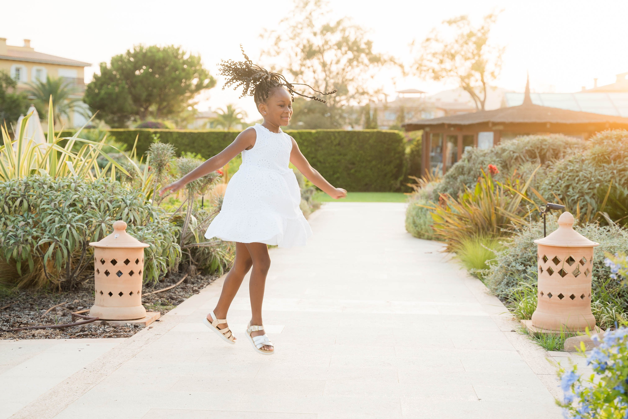 Ein Kind spielt im St. Regis Mardavall auf Mallorca, während es fotografiert wird.