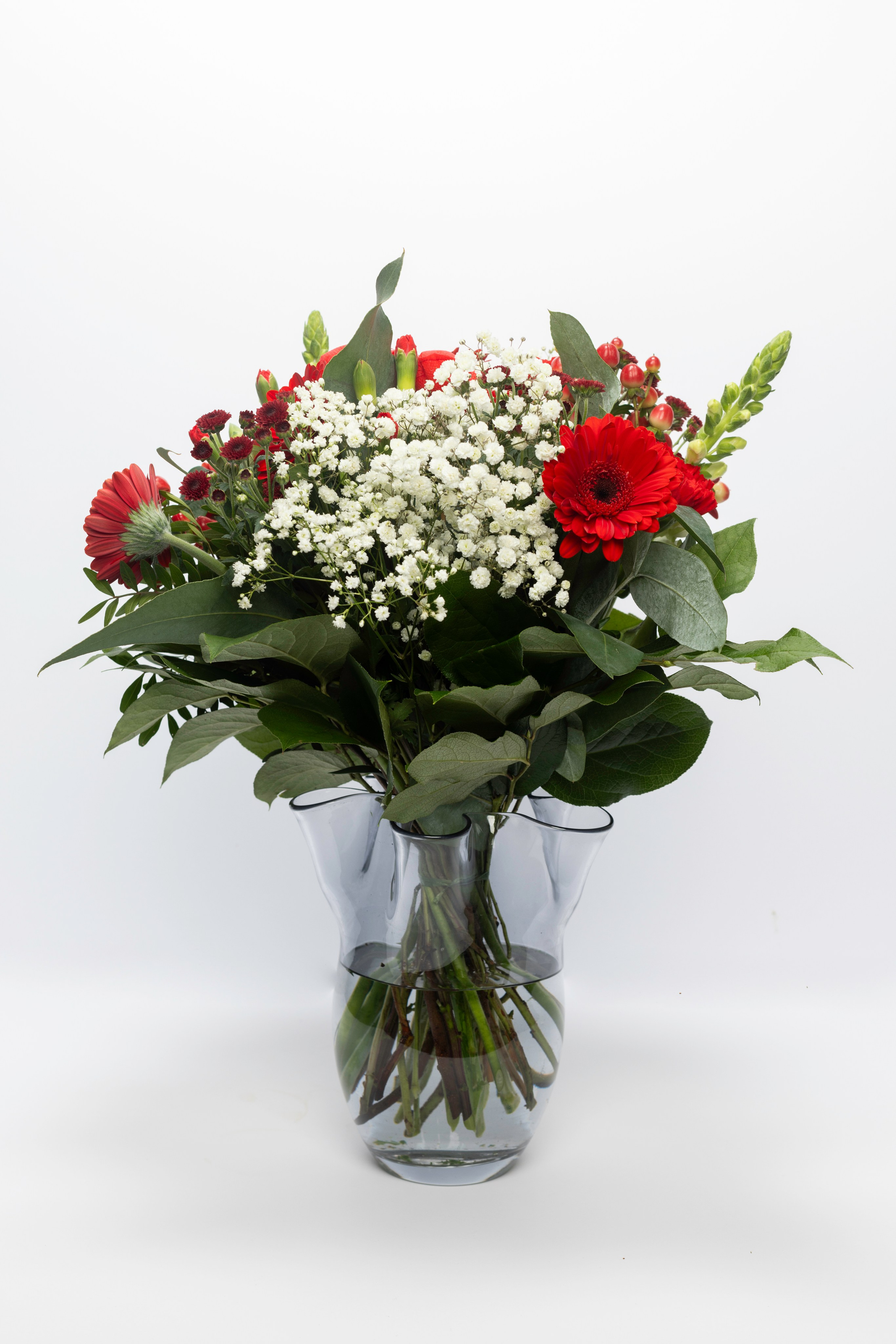 Romantisk buket med hjerter – en smuk gestus af kærlighedGiv en uforglemmelig blomsterhilsen med en håndbundet buket af friske blomster og dekorative hjerter. Perfekt til Valentinsdag, årsdag eller enhver særlig lejlighed. Vi sørger for smukt sammensatte buketter i varme, romantiske nuancer, leveret direkte til døren i Aarhus og oplandet via Wolt.Bestil i dag og lad blomsterne tale for sig selv.Akropolis Blomster – kærlighed udtrykt gennem blomster.