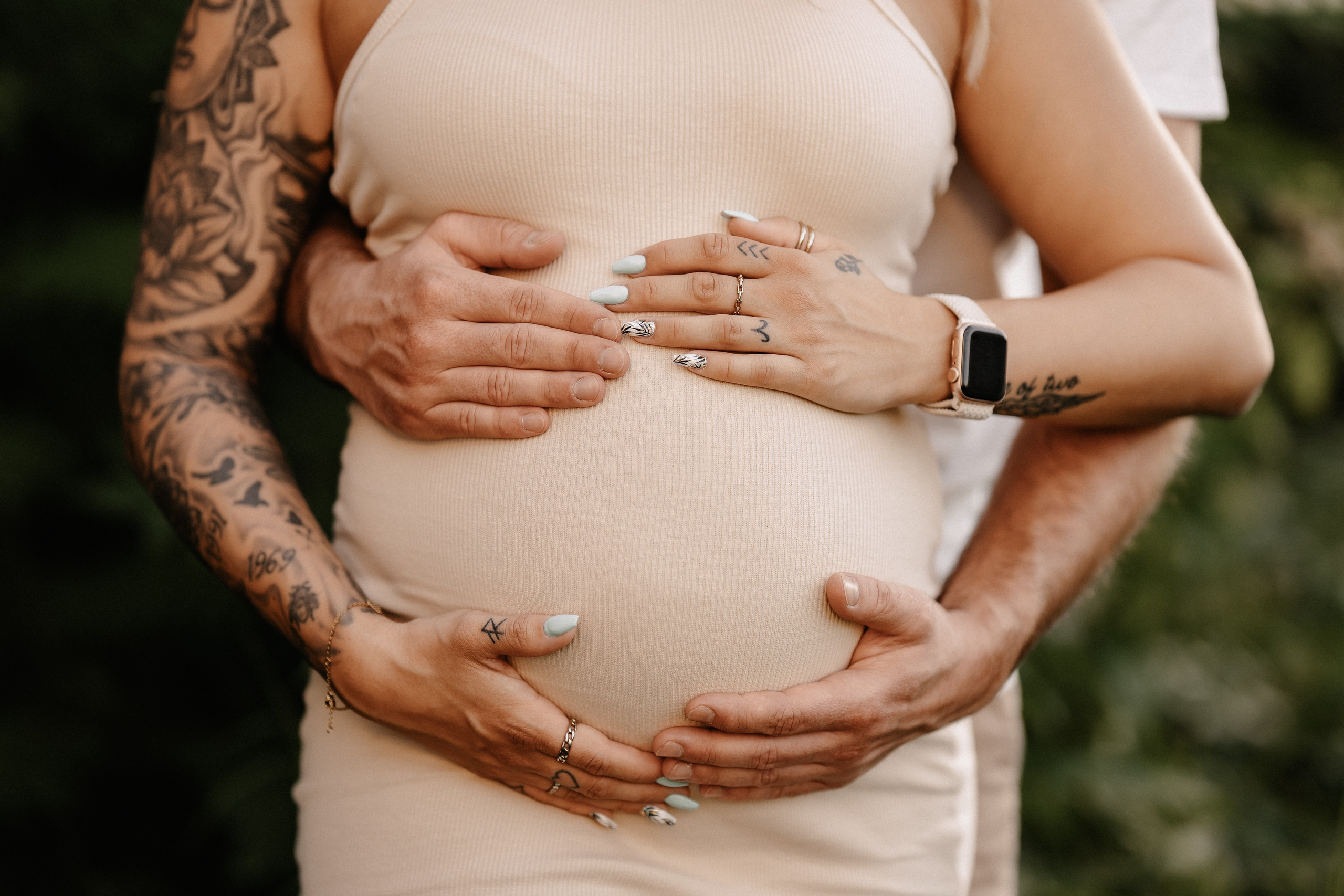 Babybauch im Spätsommer. Portraitfotografie in Gründau Elena Ohnstedt
