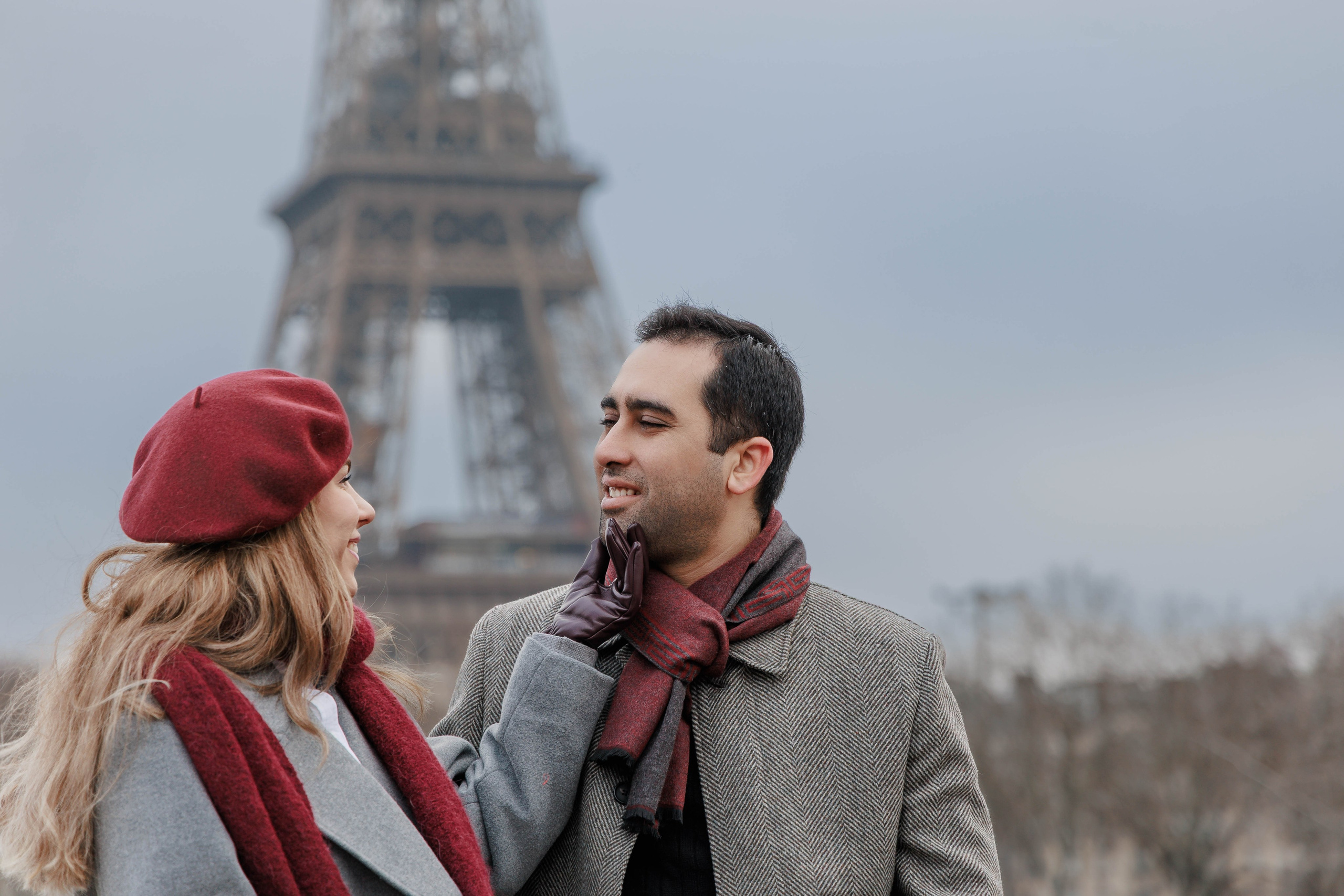 Bir-Hakeim Bridge in Paris — The Iconic Location for Luxury Proposal & Elopement Photography. Photographe à Paris