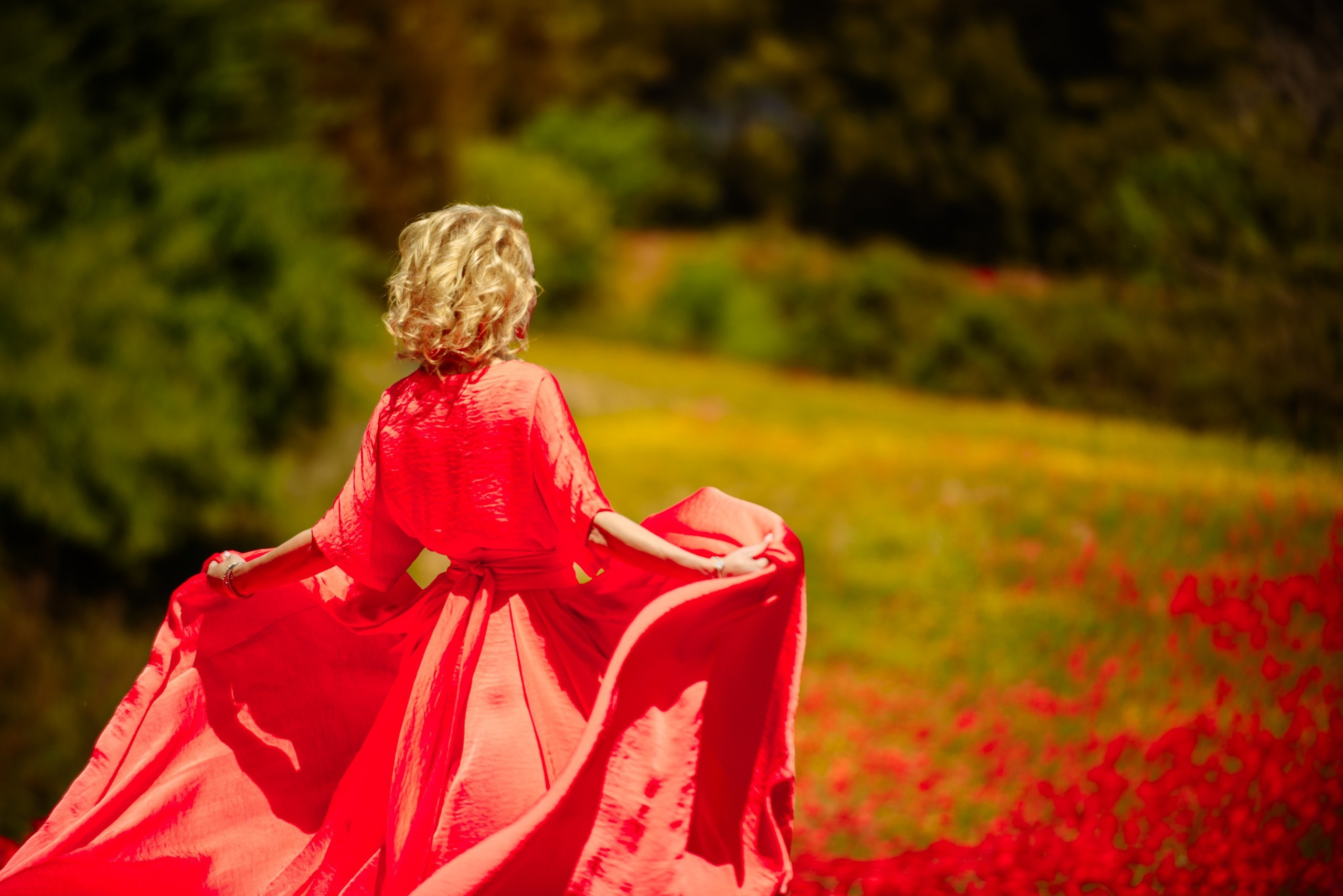 Olga Campos flores rojos. Фотограф Екатерина Гасанова — фотосессии в Барселоне
