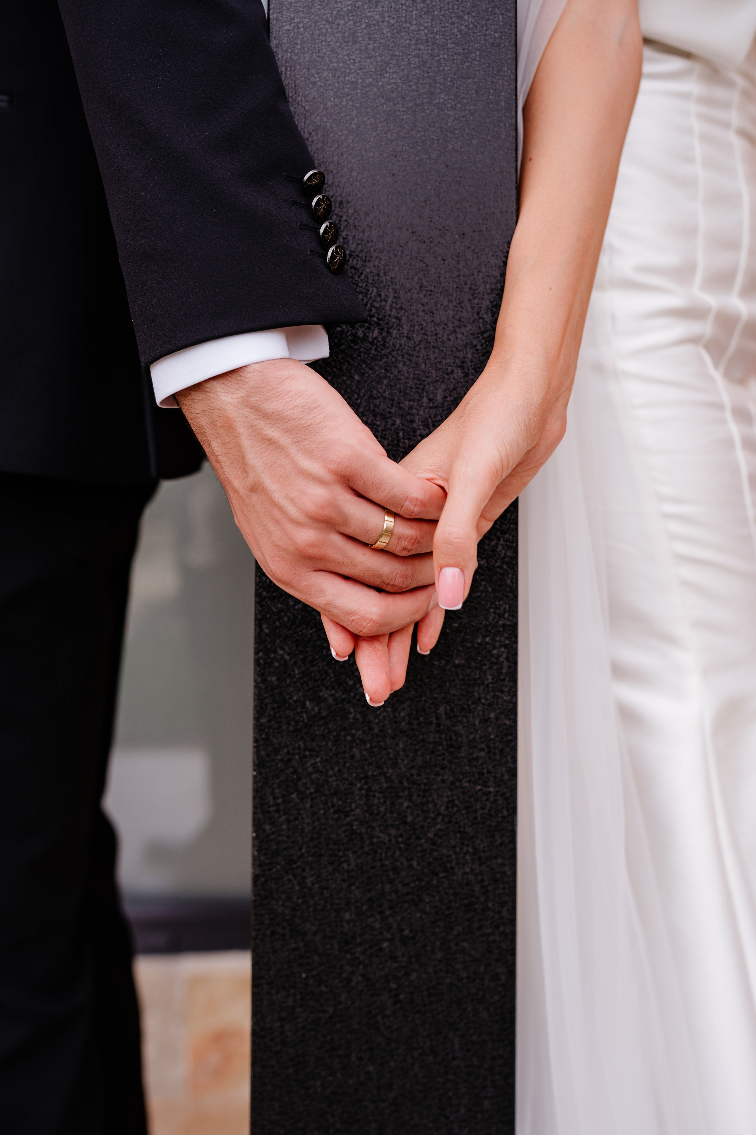 Cadru creativ folosind liniile moderne ale cabanei tip A-frame din Comănești.