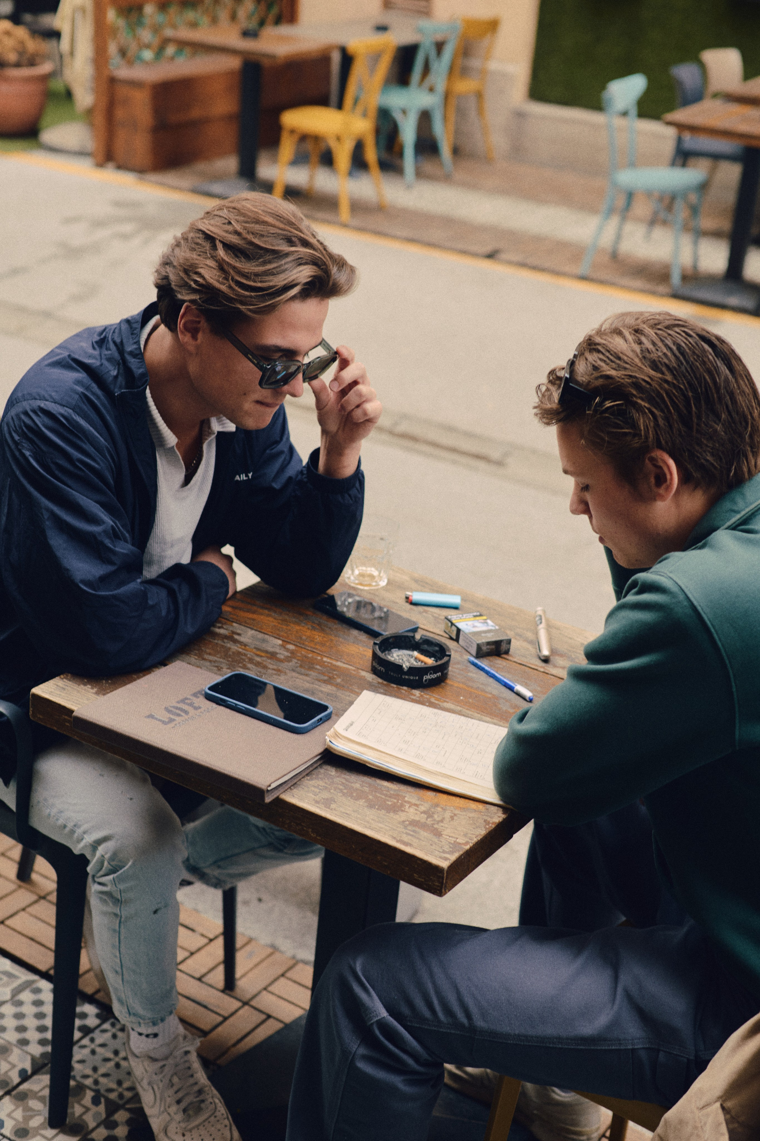 Solving crosswords. Анастасия Еремина | Фотограф в Сербии | Персональные и бизнес-фотосессии в Белграде и Нови Саде