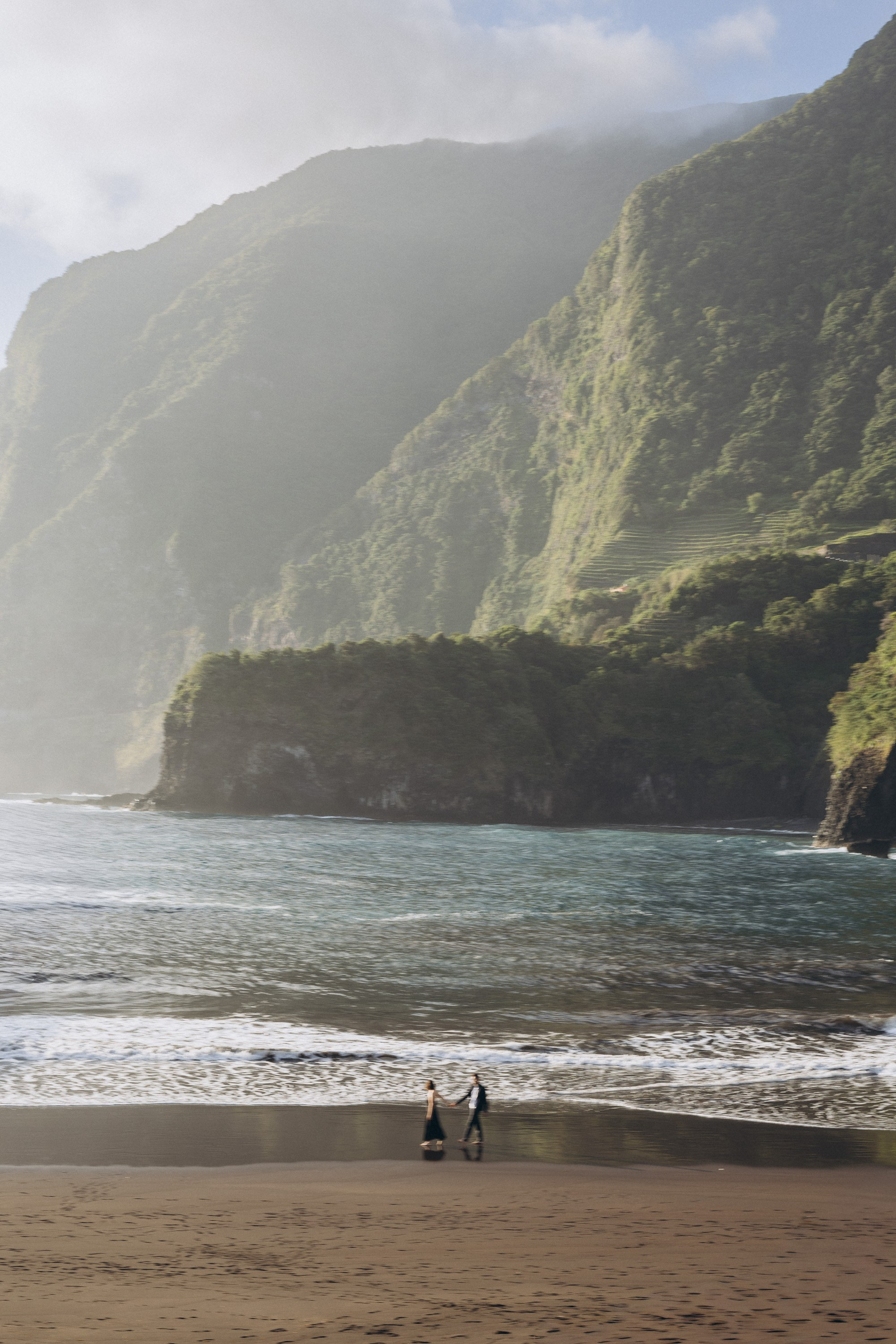 Love Story at Seixal Beach, Madeira | Romantic Couple Photoshoot. Fotógrafa na Madeira para casais, pedidos de casamento, elopements e casamentos íntimos | Tatiana