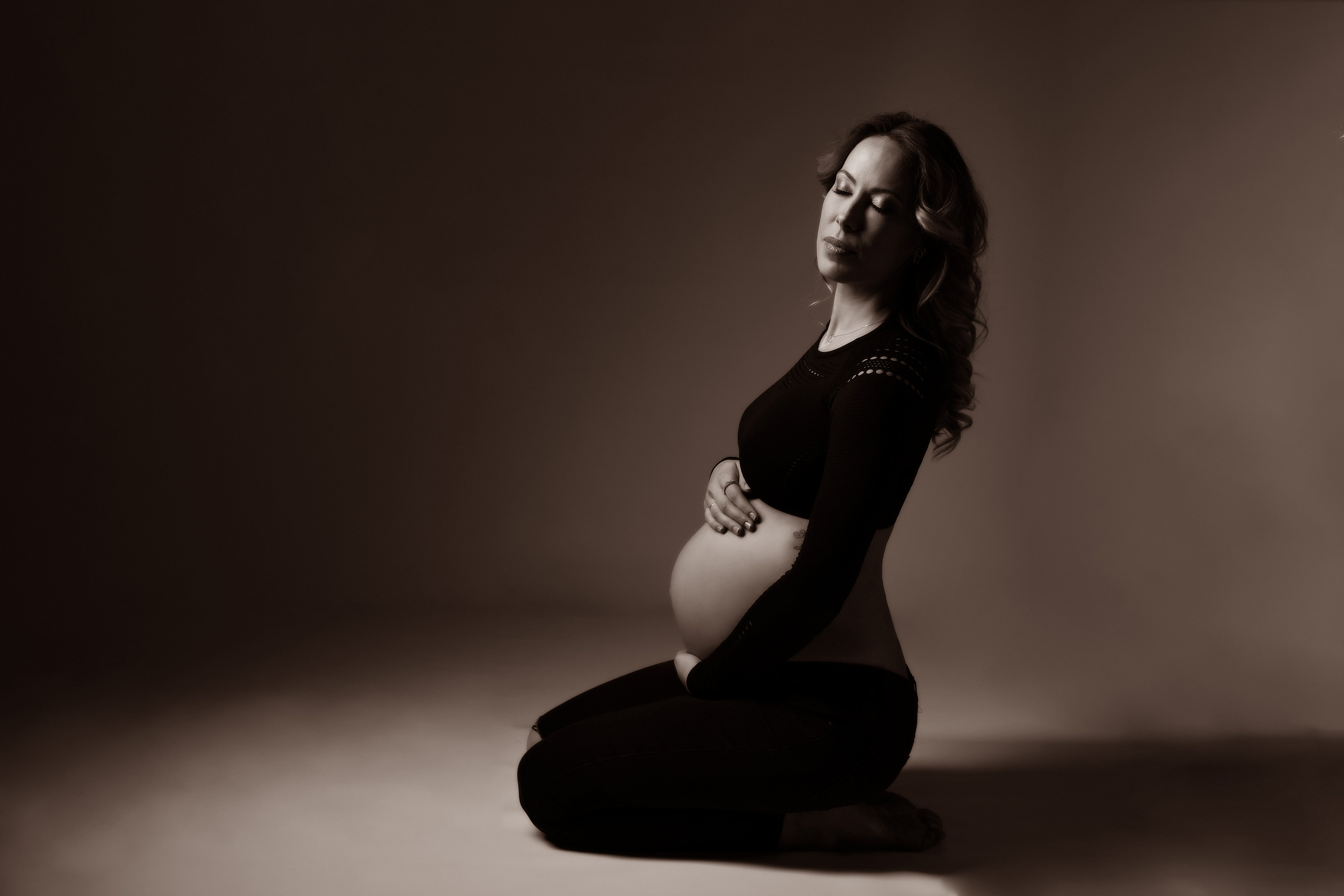 Nueva Sesión Embarazo En Estudio. Fotografía de Eventos, Embarazo y Familiar en Pirineos