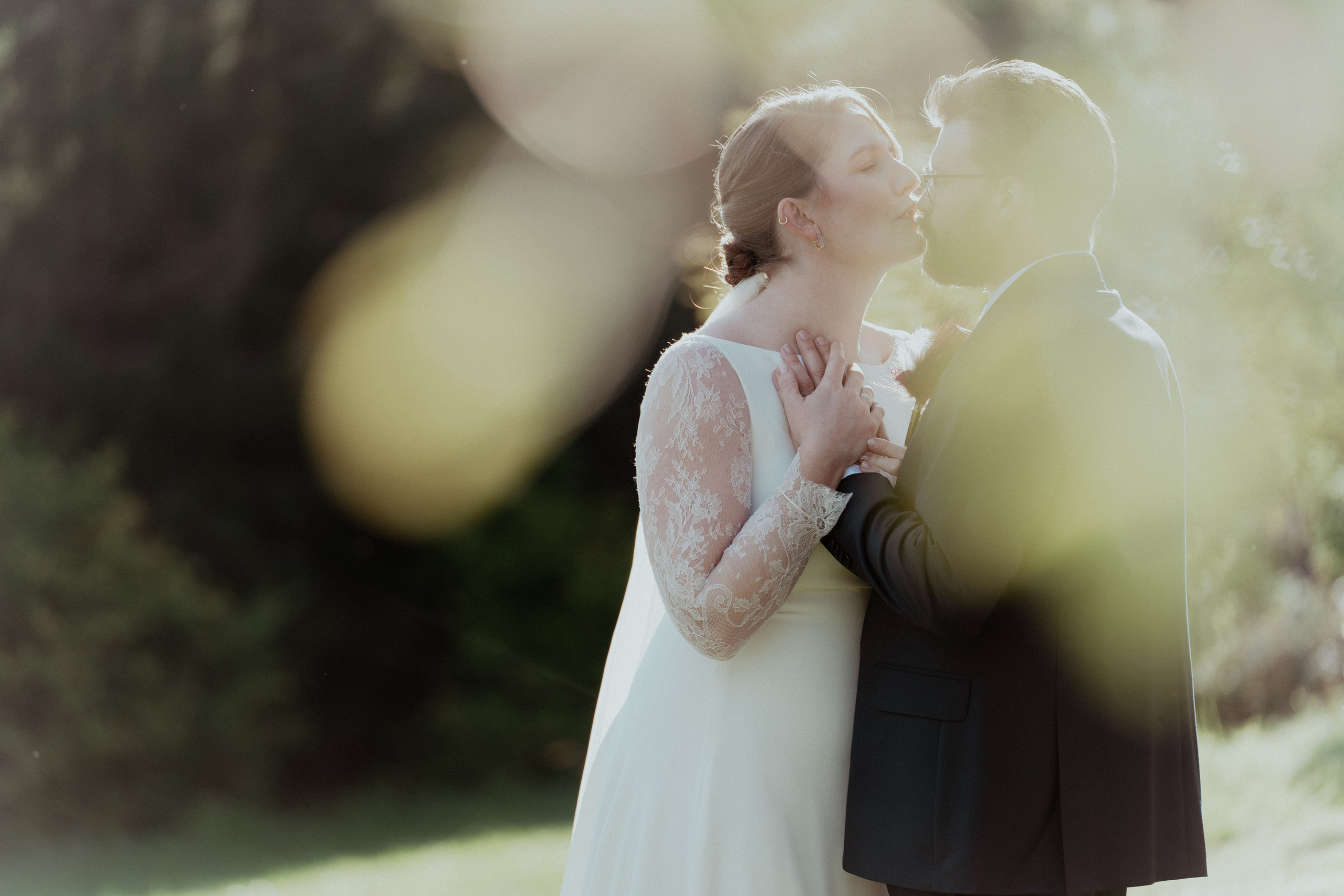 Det vakre brudeparet går ved siden av hverandre, ser og smiler til hverandre en sensommerdag