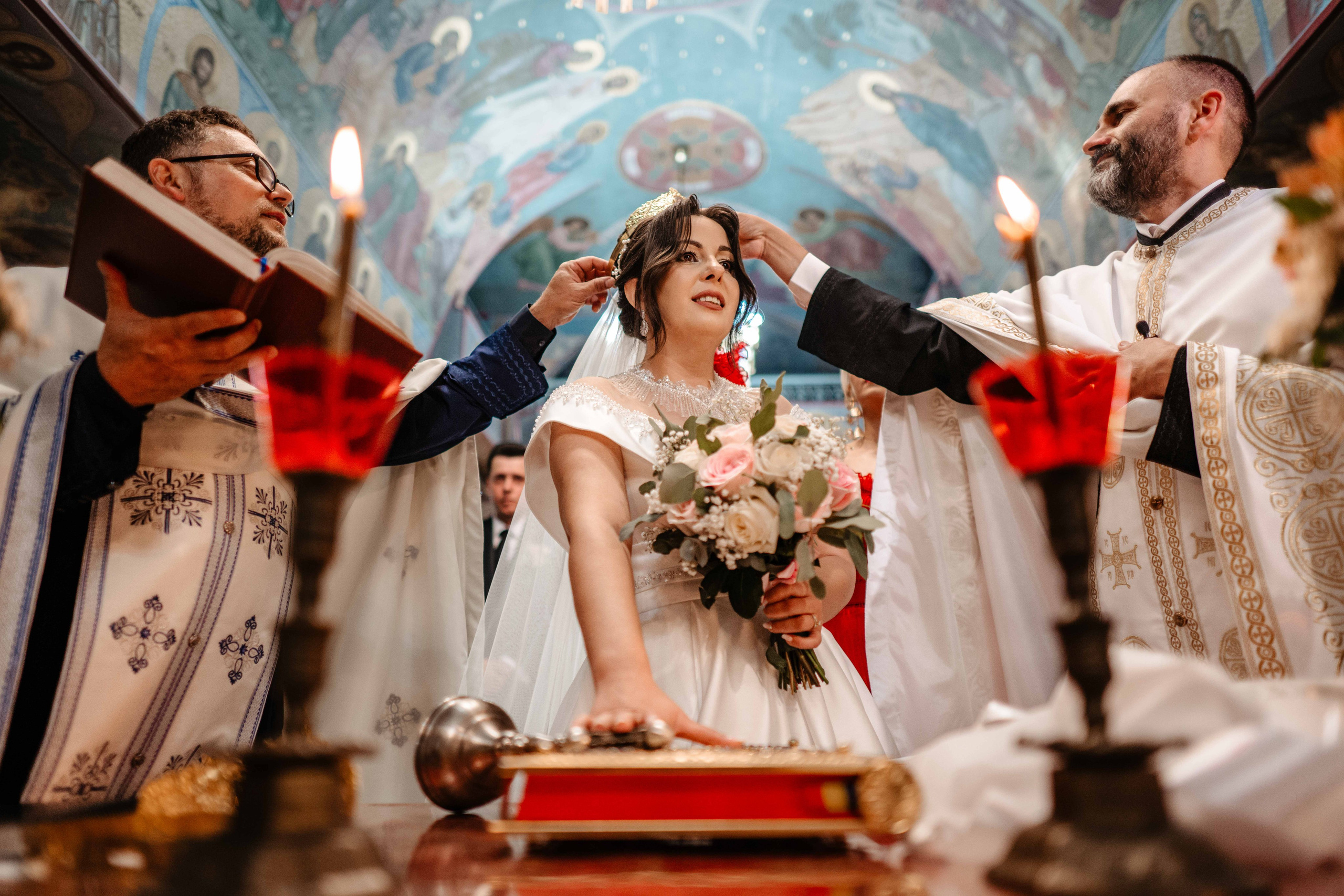 Radu Rahovan Fotograf de nuntă Cluj –mireasă în fața altarului