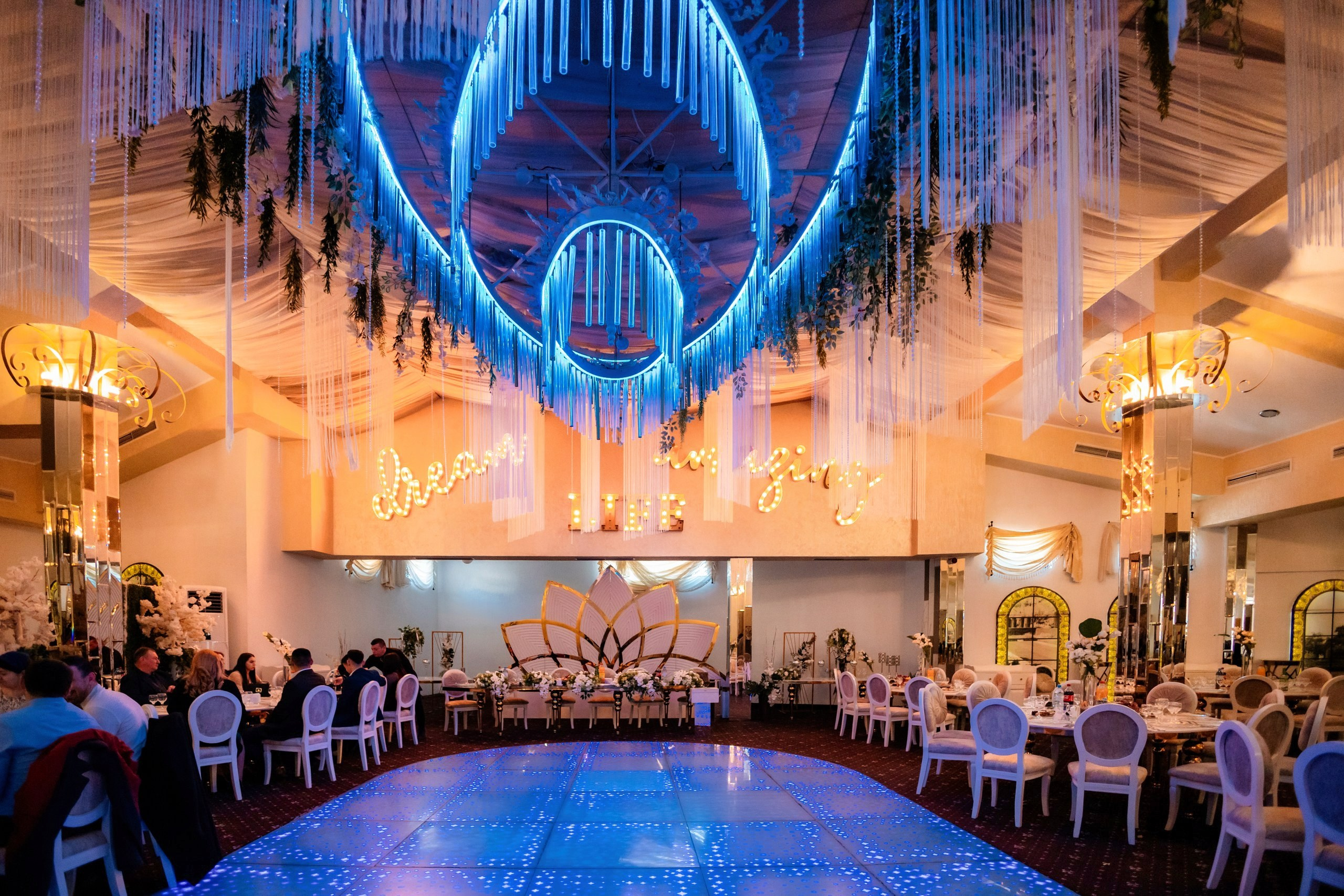 Fotograf nuntă Târgu Neamț – Samuel și Roxana, fotografie autentică realizată de AlinoFotoStudio 2. Fotograf nuntă Iași, Bacău, Suceava și Botoșani – Alin Chirilă surprinzând momente reale de nuntă 3. Fotografie de nuntă cu emoție și credință – AlinoFotoStudio, fotograf povestitor 4. Fotograf profesionist nuntă în Moldova – cadre naturale și pline de emoție 5. Alin Chirilă fotograf nuntă – poveste reală surprinsă prin fotografie 6. Fotograf nuntă cu stil documentar – momente autentice din ziua nunții Pregătiri mireasă acasă – fotografie naturală realizată de Alin Chirilă fotograf nuntă 8. Detalii din ziua nunții – fotograf nuntă Iași și Botoșani, AlinoFotoStudio 9. Emoții din dimineața nunții – fotograf profesionist Moldova 10. Cadre autentice din pregătiri – fotograf nuntă Suceava și Bacău Ceremonie religioasă nuntă – moment emoționant surprins de fotograf Alin Chirilă 12. Nuntă cu valori creștine – fotografie din biserică realizată cu discreție 13. Rugăciune și emoție în ziua nunții – fotograf nuntă Târgu Neamț 14. Legământ în fața lui Dumnezeu – fotografie de nuntă autentică 15. Fotograf nuntă biserică – momente sincere și pline de semnificație Petrecere de nuntă – cadre naturale realizate de AlinoFotoStudio 17. Bucurie și dans la nuntă – fotograf nuntă Iași și împrejurimi 18. Momente autentice de la restaurant – fotograf nuntă Bacău Suceava 19. Atmosferă de nuntă surprinsă discret – Alin Chirilă fotograf -AlinoFotoStudio – fotograf nuntă cu abordare naturală și emoțională 21. Alin Chirilă fotograf – povestitor prin fotografie de nuntă 22. Fotograf nuntă în Moldova – stil documentar și autentic 23. Fotografie de nuntă sinceră și elegantă – AlinoFotoStudio- Fotograf nuntă Iași Bacău Suceava Botoșani – Alin Chirilă AlinoFotoStudio 26. Fotograf nuntă Târgu Neamț și Moldova – fotografie profesională de eveniment 27. Fotograf nuntă cu valori creștine și stil documentar – AlinoFotoStudio - Alin Chirilă – AlinoFotoStudio Fotograf nuntă Iași • Bacău • Suceava • Botoșani - Samuel & Roxana, Târgu Neamț -Momente reale, trăite sincer și păstrate pentru totdeauna.