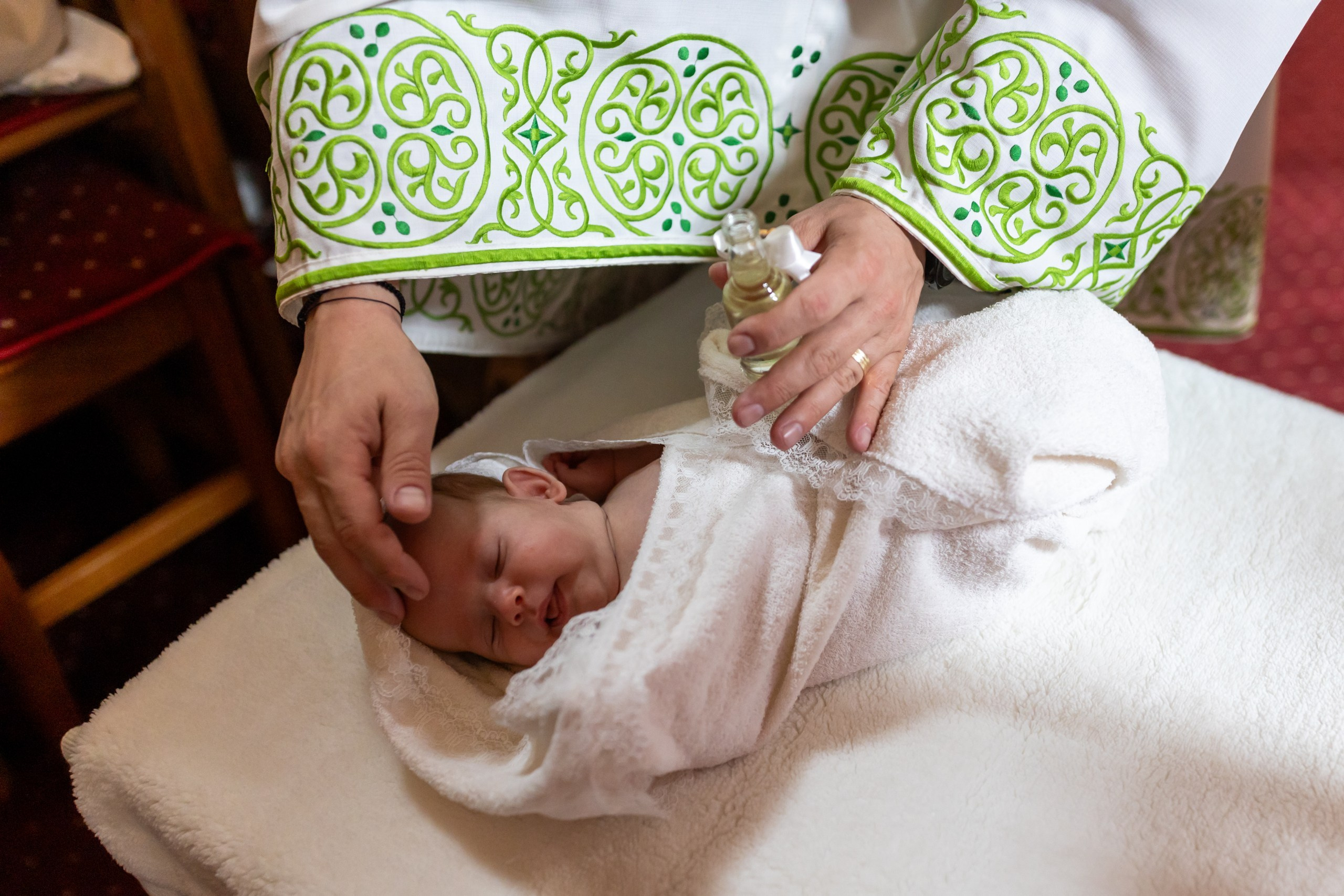 fotograf botez , fotografie botez Botoșani, fotograf Alin Chirilă, amintiri botez, fotografii botez, botez Miruna Parascheva, fotograf copii, fotografie botez în Botoșani-alt="botez , fotografie botez Alin Chirilă, amintiri botez, fotografii emoționante botez Botoșani"-- fotografii-botez-bebelus- amintiri-botez-micuț- moment-sfânt-crestinare- fotografie-emotionanta-botez- detalii-botez-bebelusi- parinti-fericiti-la-botez- fotograf-botez-profesionist- botez-in-biserica-ortodoxa- micuț-botezat-cu-emoție- zâmbete-și-lacrimi-la-botez- bebeluș-la-cristelniță- decor-botez-colorat- botez-cu-dragoste-și-credință- emotie-pura-la-botez- fotograf-botez-botosani- botez-iasi-suceava-fotograf- amintiri-nepretuite-botez-- Preotul ținându-l pe micuțul Mathias Gabriel la botez, în biserica Înălțarea Domnului, Copălău - Detalii de la botezul lui Mathias – lumânare, trusou și icoană - Familia lui Mathias Gabriel alături de micuț, în ziua botezului - Portret emoționant cu mama și bebelușul în brațe, în biserică,fotograf profesionist evenimente Botoșani, Iași, Suceava, Fălticeni, Bacău, Pașcani, Roman - AlinoFotoStudio by Alin Chirilă - servicii foto nuntă, botez, cununie, ședințe foto creative, albume personalizate, fotografii emoționante și calitative pentru cele mai importante momente din viață,fotograf nuntă Botoșani Alin Chirilă, ședință foto botez Iași - AlinoFotoStudio, servicii fotograf profesionist evenimente Suceava, fotograf cununie civilă Fălticeni - Alin Chirilă, album foto nuntă personalizat Bacău.“Bebeluș botezat în biserică, ținut în brațe de nași” • “Detaliu cu lumânarea de botez decorată cu flori albe” • “Părinți emoționați alături de copilul lor la ceremonia de botez” • “Masa festivă de botez cu decor tematic și tort personalizat” • “Momentul în care preotul toarnă apă sfințită pe fruntea bebelușului” “Bebeluș în rochie albă de botez, zâmbind în brațele mamei” • “Detaliu cu cruciulița de botez așezată pe o pernă de satin” • “Părinți și nași aprinzând lumânările în timpul ceremoniei de botez” • “Tort de botez decorat cu figurine tematice și numele copilului” • “Copil botezat dormind liniștit în pătuțul decorat festiv” • “Momentul în care preotul binecuvântează copilul în fața altarului” • “Invitați adunându-se în jurul mesei festive la petrecerea de botez” • “Bebeluș ținând în mână o jucărie personalizată primită la botez” • “Familie fericită pozând împreună după ceremonia de botez” • “Decor tematic cu baloane și flori la locația petrecerii de botez” fotograf Botoșani fotograf evenimente fotograf botez Alin Chirila fotograf alinofotostudio.fotograf botez Amelis Maria, fotografie botez Botoșani, fotograf Alin Chirilă, amintiri botez, fotografii botez, botez Amelis Maria, fotograf copii, fotografie botez în Botoșani,