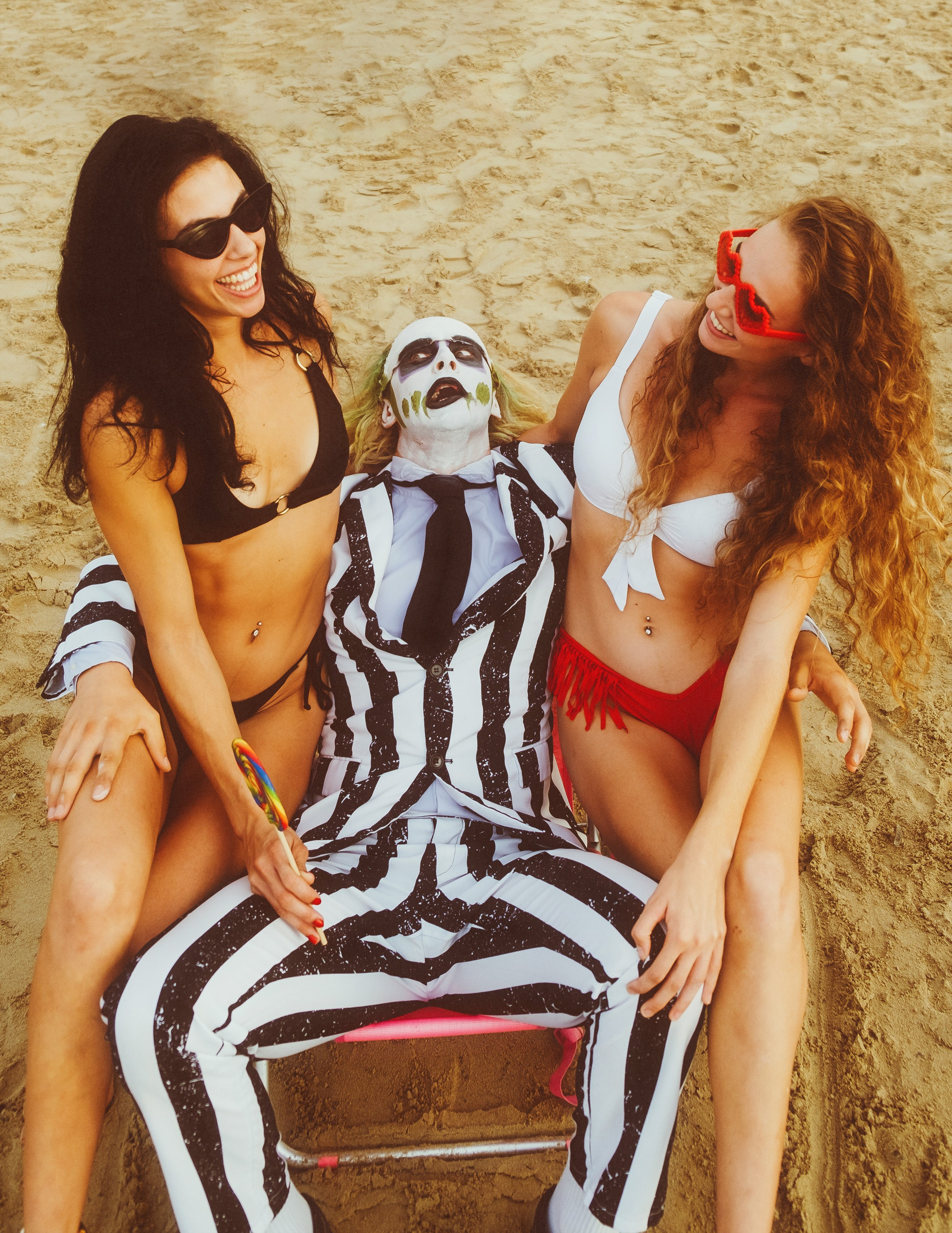 Beetlejuice на море: Экспериментальная фотосессия с цирковыми артистами — Фотограф Андрей Луковников