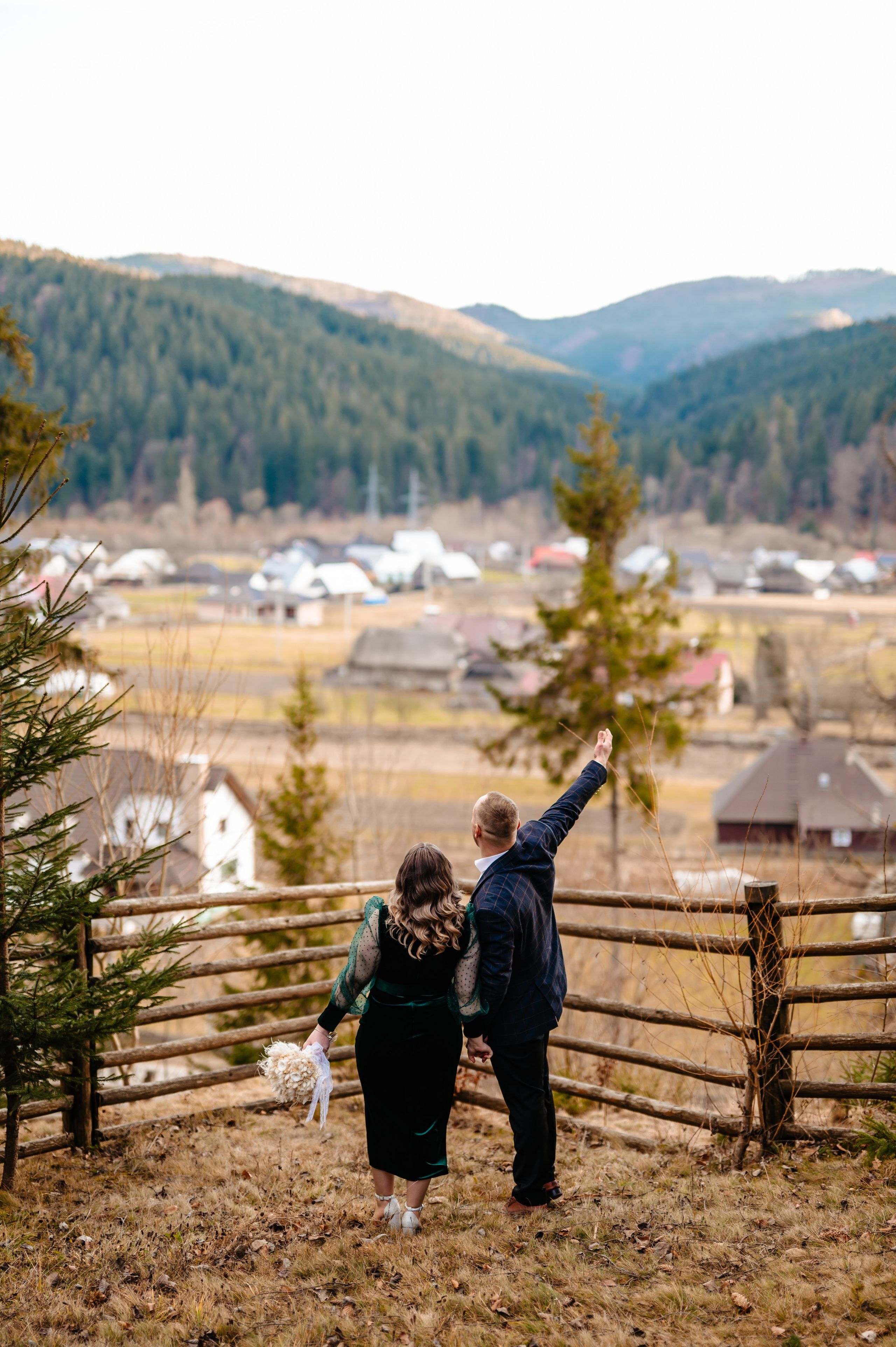 Privind spre viitor, mână în mână, cu sufletele pline de visuri.Fiecare călătorie începe cu un pas — și cel mai frumos e atunci când îl faci împreună.Împreună, către orizonturi nesfârșite și vise neînfrânte.Dragostea adevărată înseamnă să privești în aceeași direcție, mereu.Două inimi, un singur drum, un infinit de posibilități.