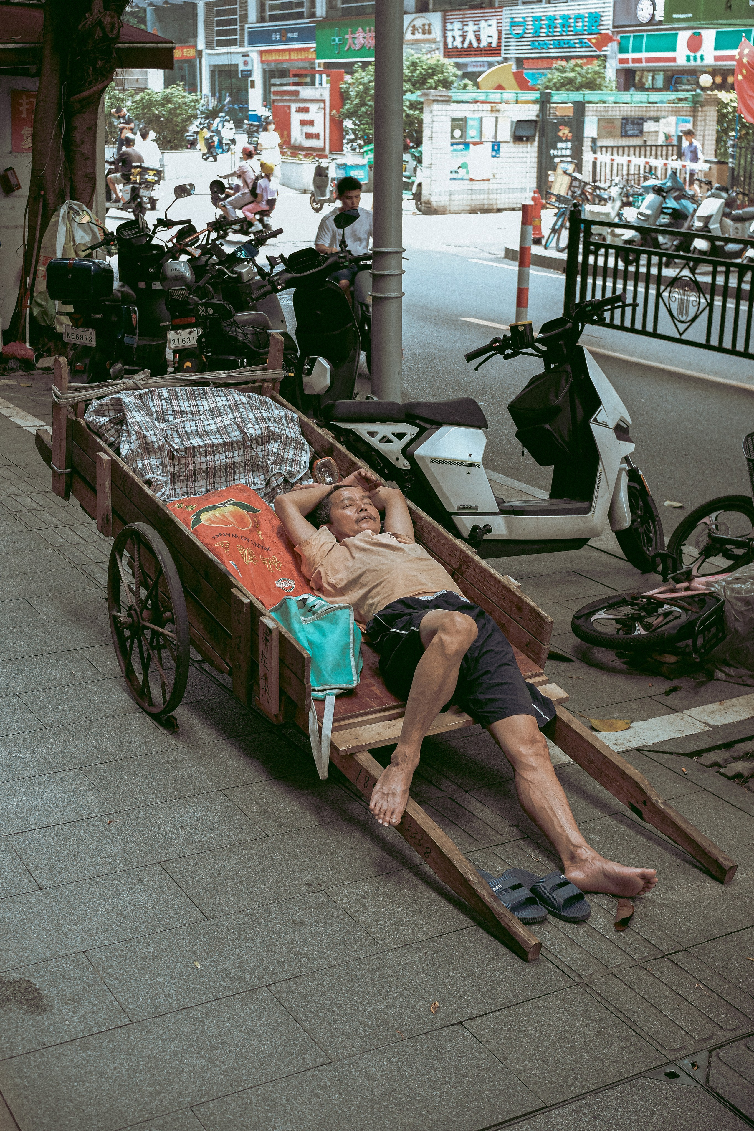Candid Street Photo | 广州街拍 | 广东中国街拍照片 | 📍Guangzhou Street Photography | Guangdong China Street Photo 📸